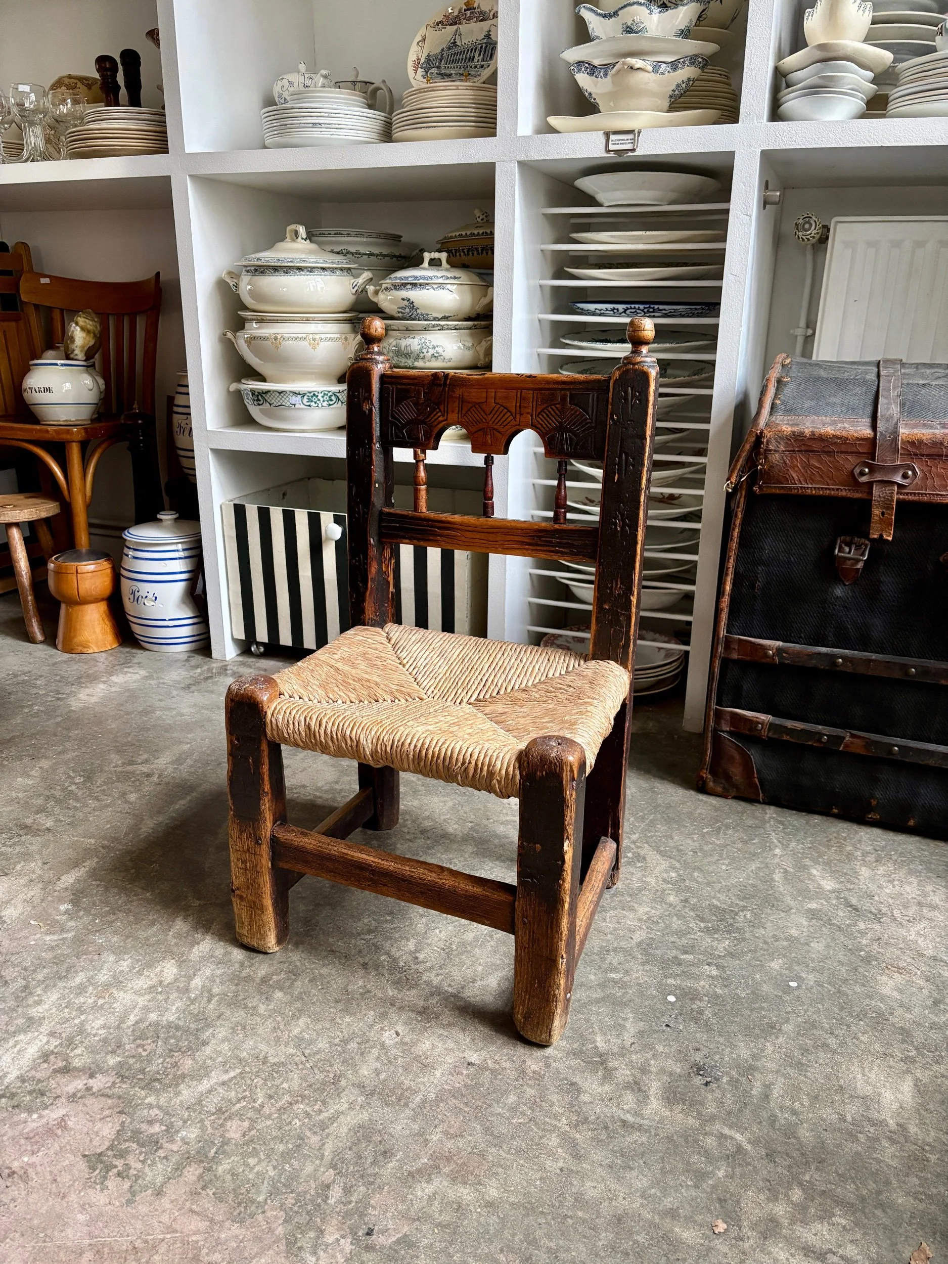 Chaise basse en bois et paille, art populaire espagnol fin XVIIème - début XXème s. n°1