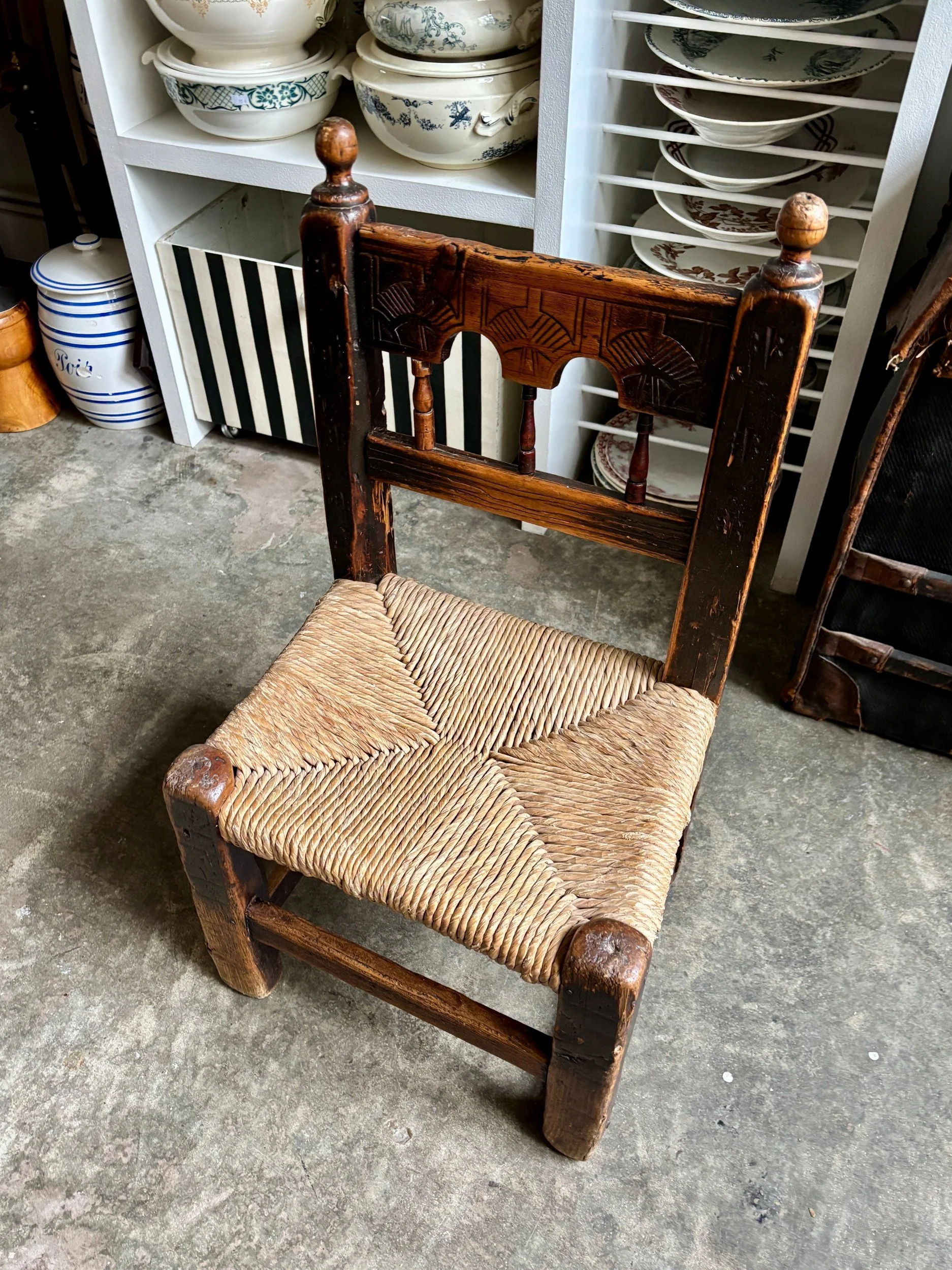 chaise-basse-bois-paille-art-populaire-espagnol-assise-vintage-axs-design-paris-france