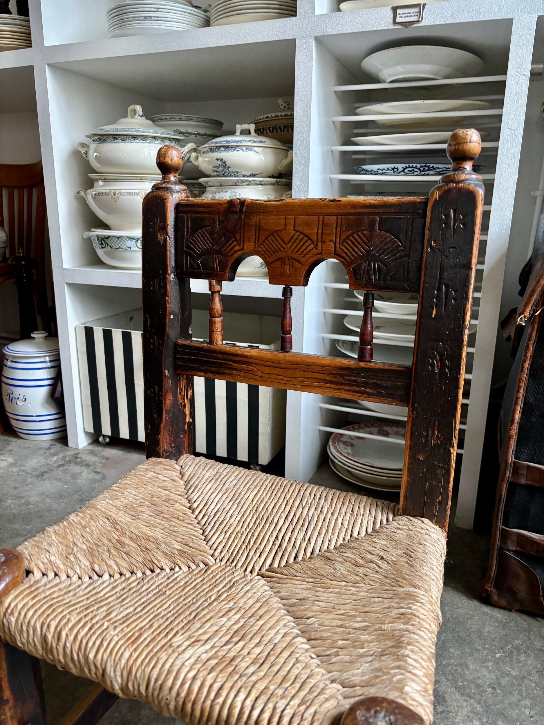 chaise-basse-bois-paille-art-populaire-espagnol-assise-vintage-axs-design-paris-france