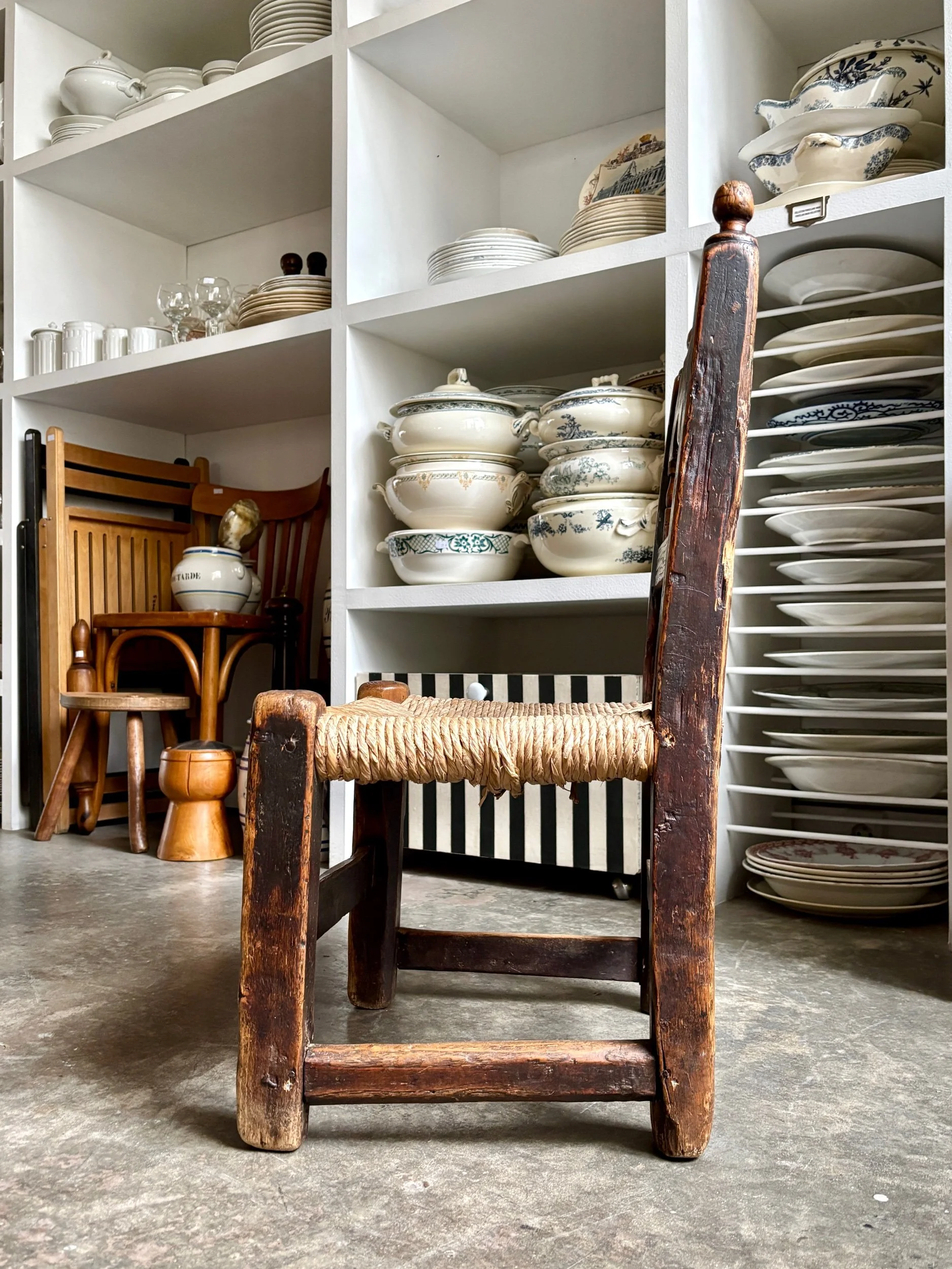 chaise-basse-bois-paille-art-populaire-espagnol-assise-vintage-axs-design-paris-france