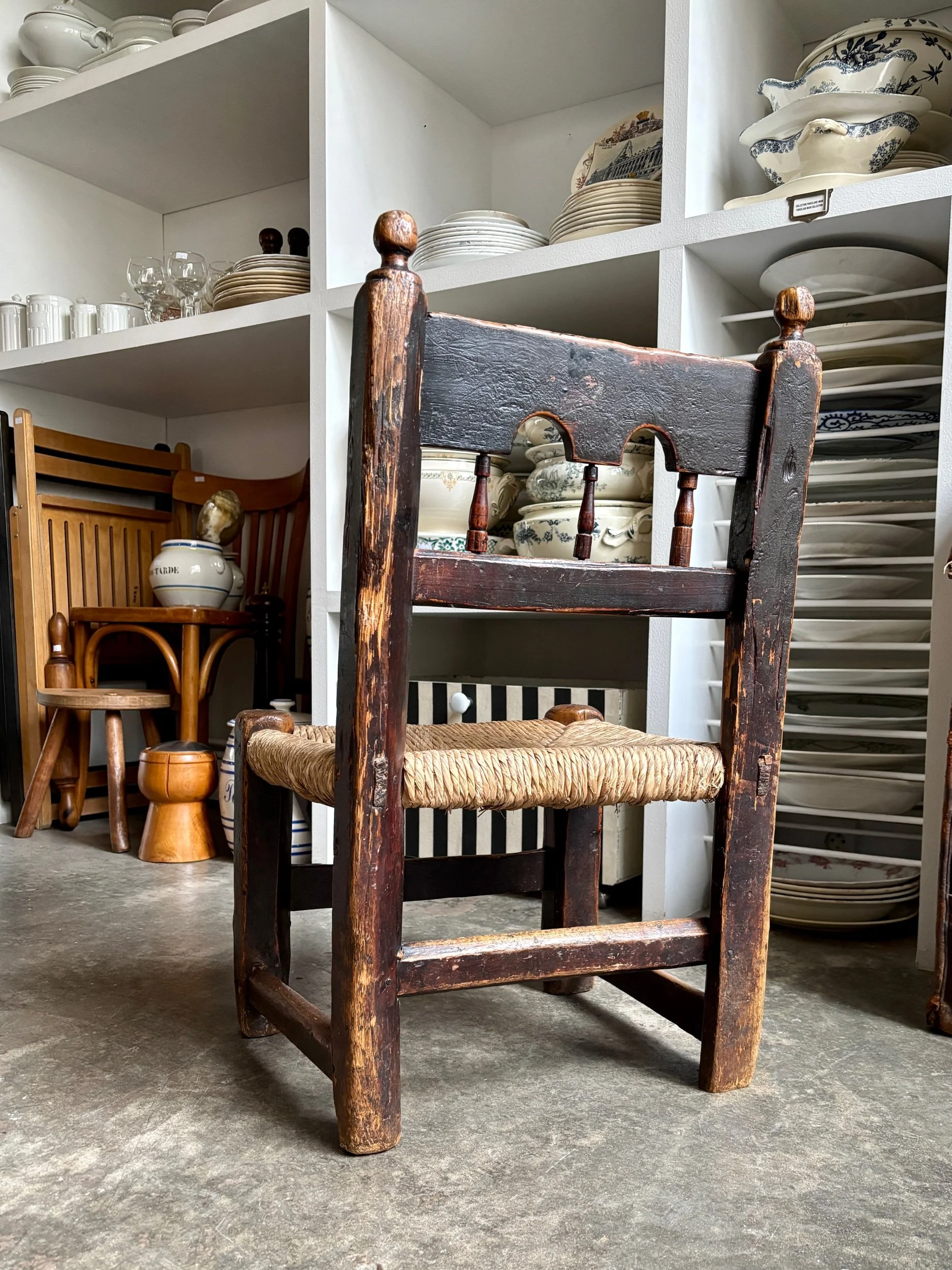 chaise-basse-bois-paille-art-populaire-espagnol-assise-vintage-axs-design-paris-france