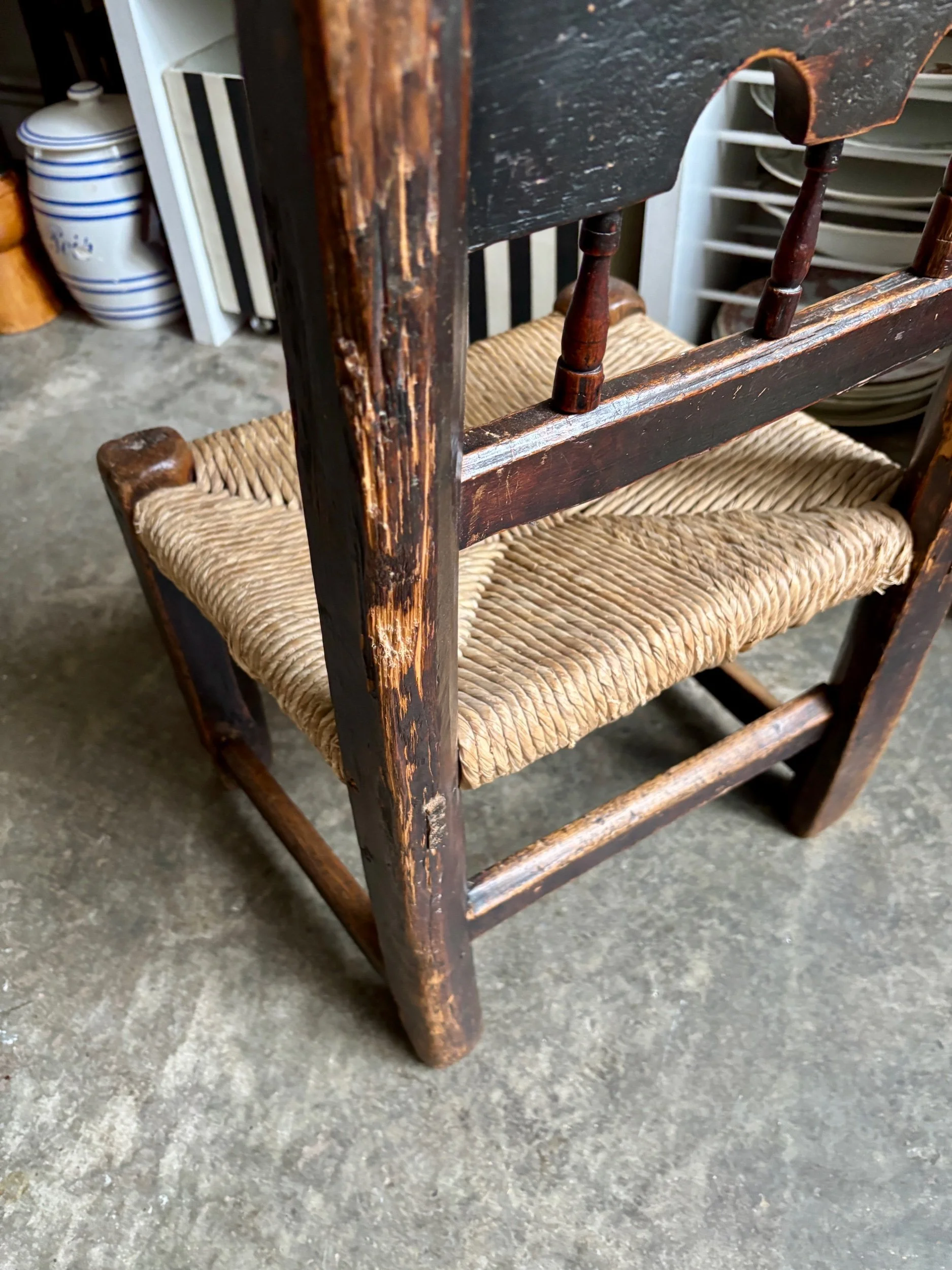 chaise-basse-bois-paille-art-populaire-espagnol-assise-vintage-axs-design-paris-france