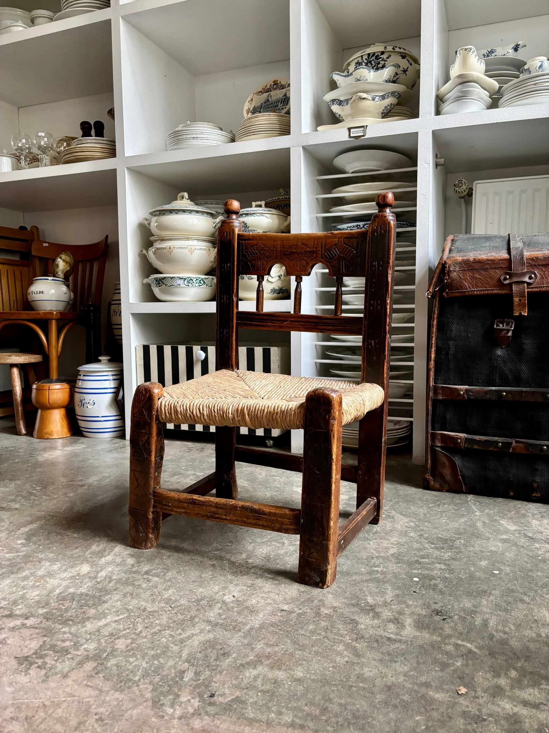 chaise-basse-2-bois-paille-art-populaire-espagnol-assise-vintage-axs-design-paris-france