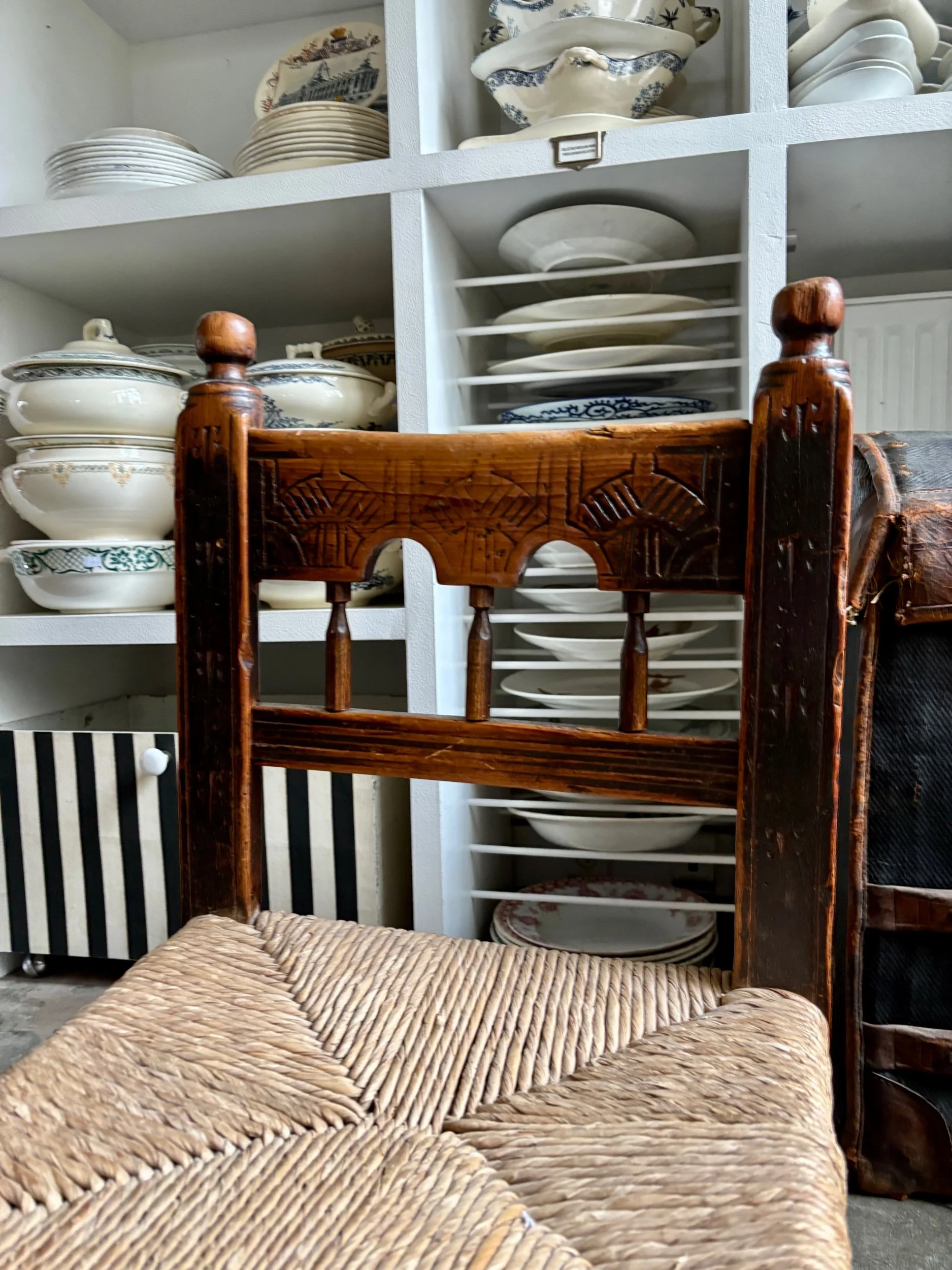 chaise-basse-2-bois-paille-art-populaire-espagnol-assise-vintage-axs-design-paris-france