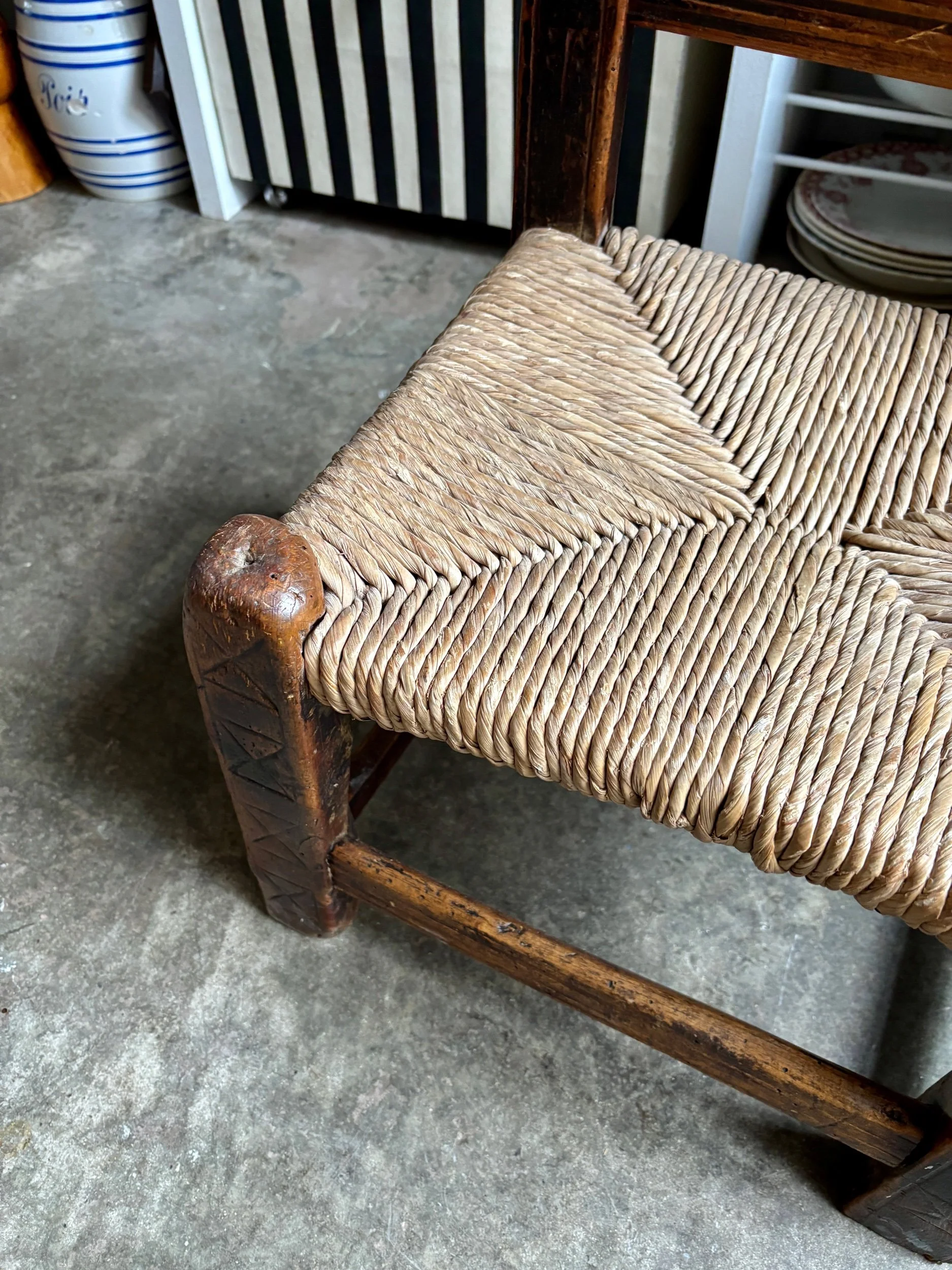 chaise-basse-2-bois-paille-art-populaire-espagnol-assise-vintage-axs-design-paris-france