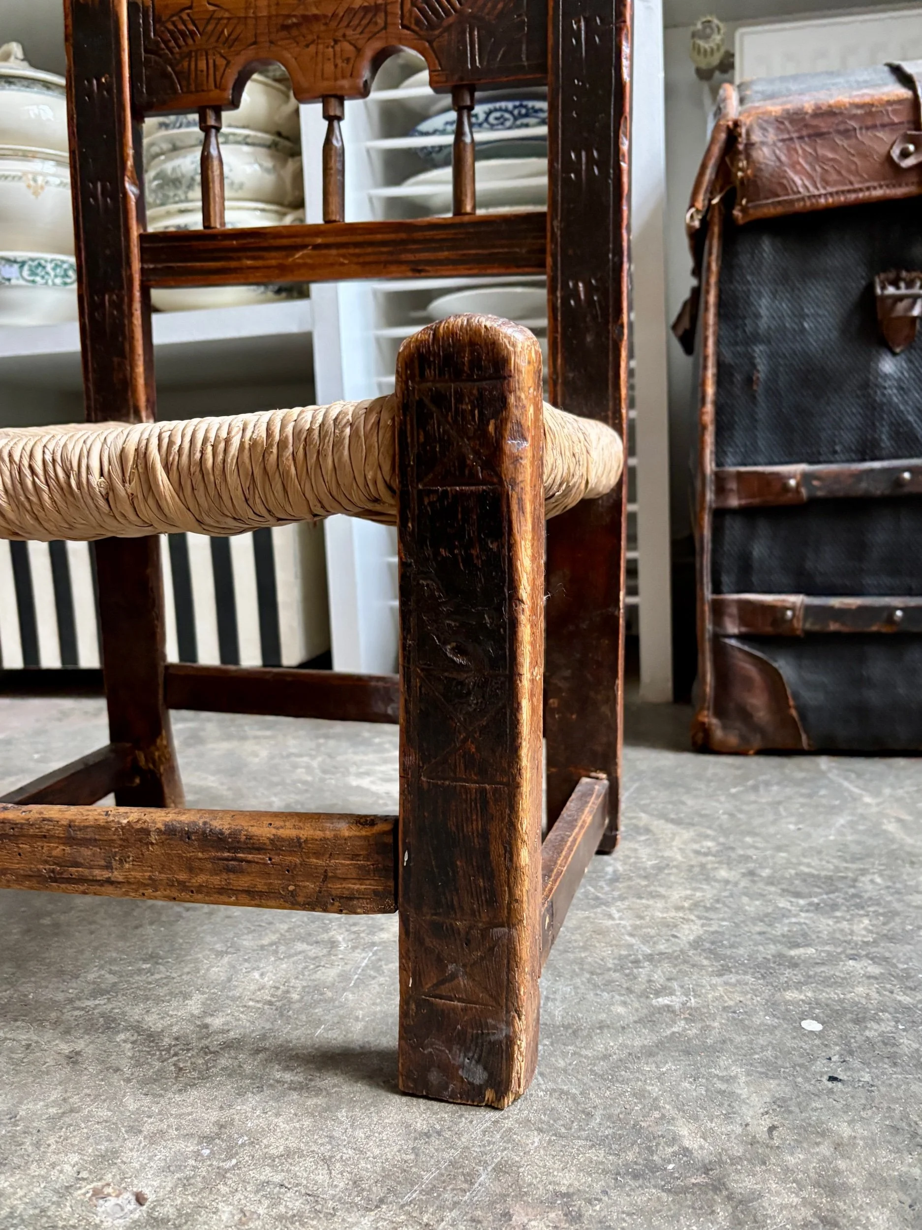 chaise-basse-2-bois-paille-art-populaire-espagnol-assise-vintage-axs-design-paris-france