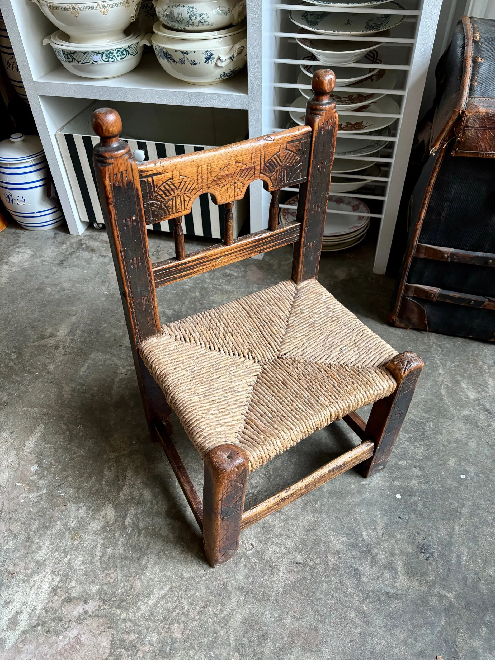 chaise-basse-2-bois-paille-art-populaire-espagnol-assise-vintage-axs-design-paris-france