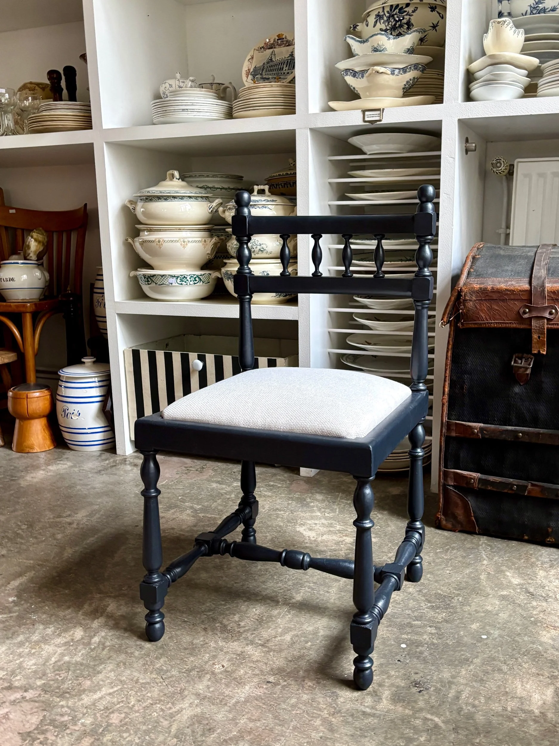 Chaise en bois tourné noir et coton ivoire