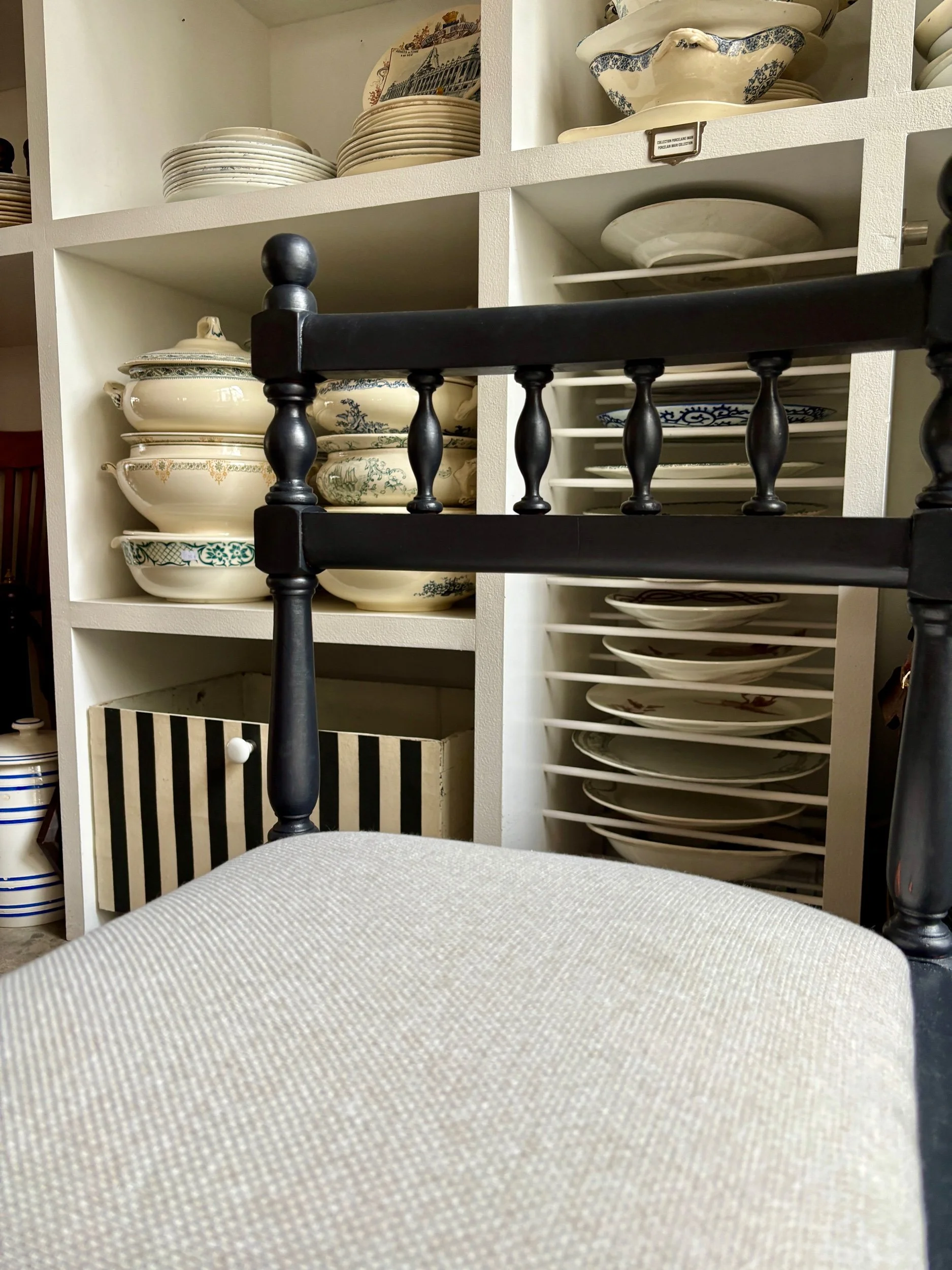 chaise-bois-tourne-noir-coton-ivoire-assise-vintage-axs-design-paris-france