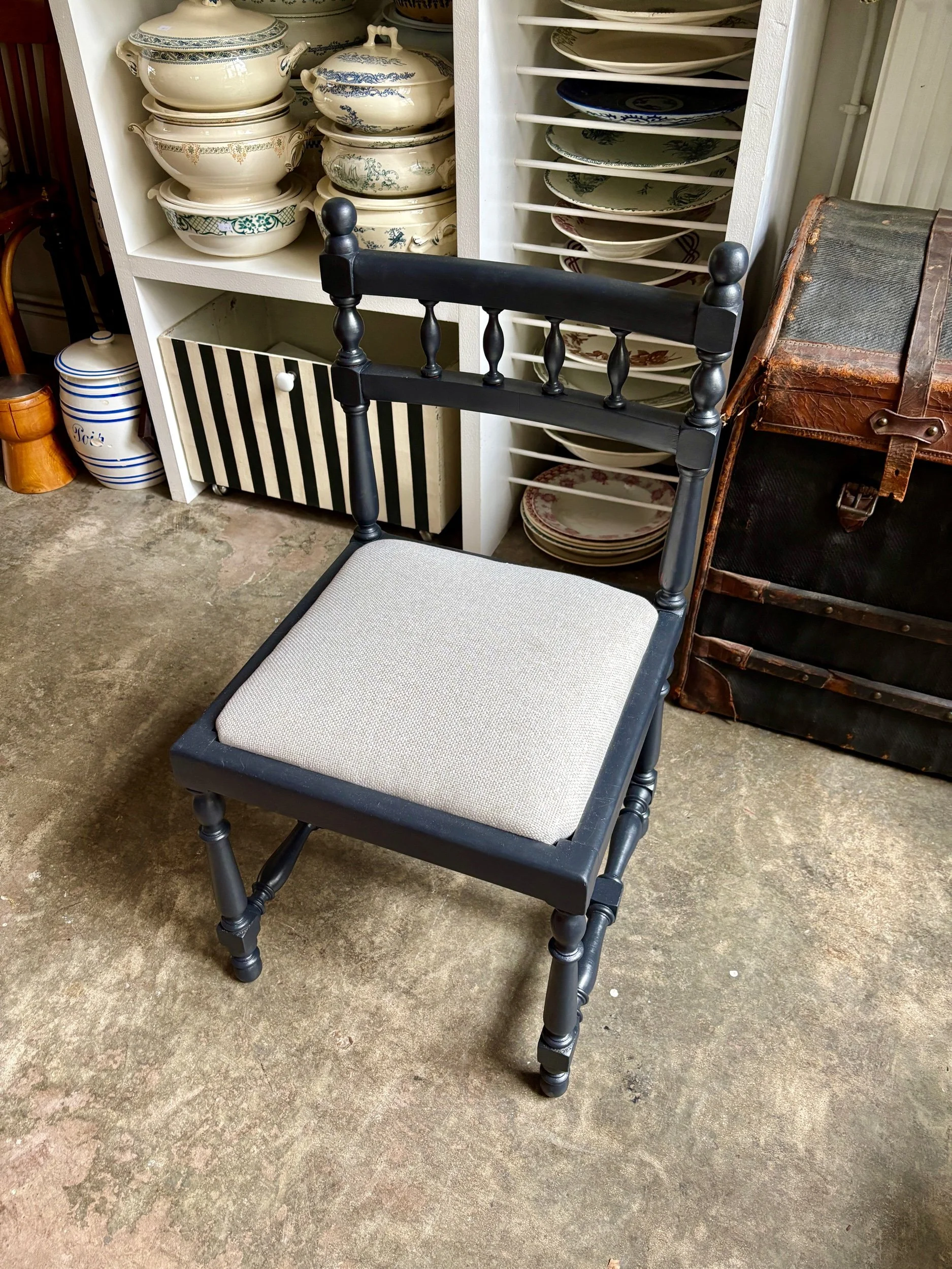 chaise-bois-tourne-noir-coton-ivoire-assise-vintage-axs-design-paris-france