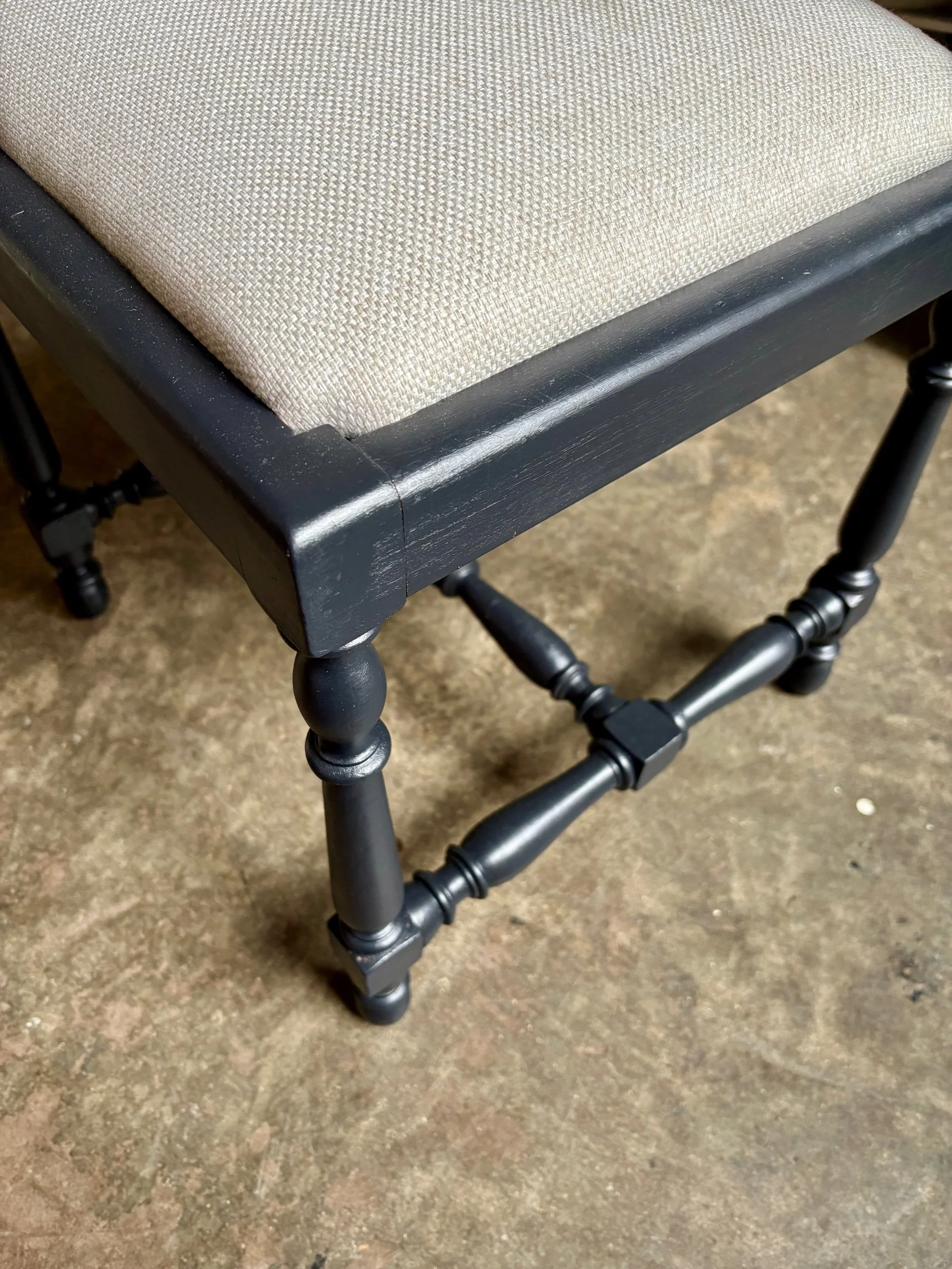 chaise-bois-tourne-noir-coton-ivoire-assise-vintage-axs-design-paris-france