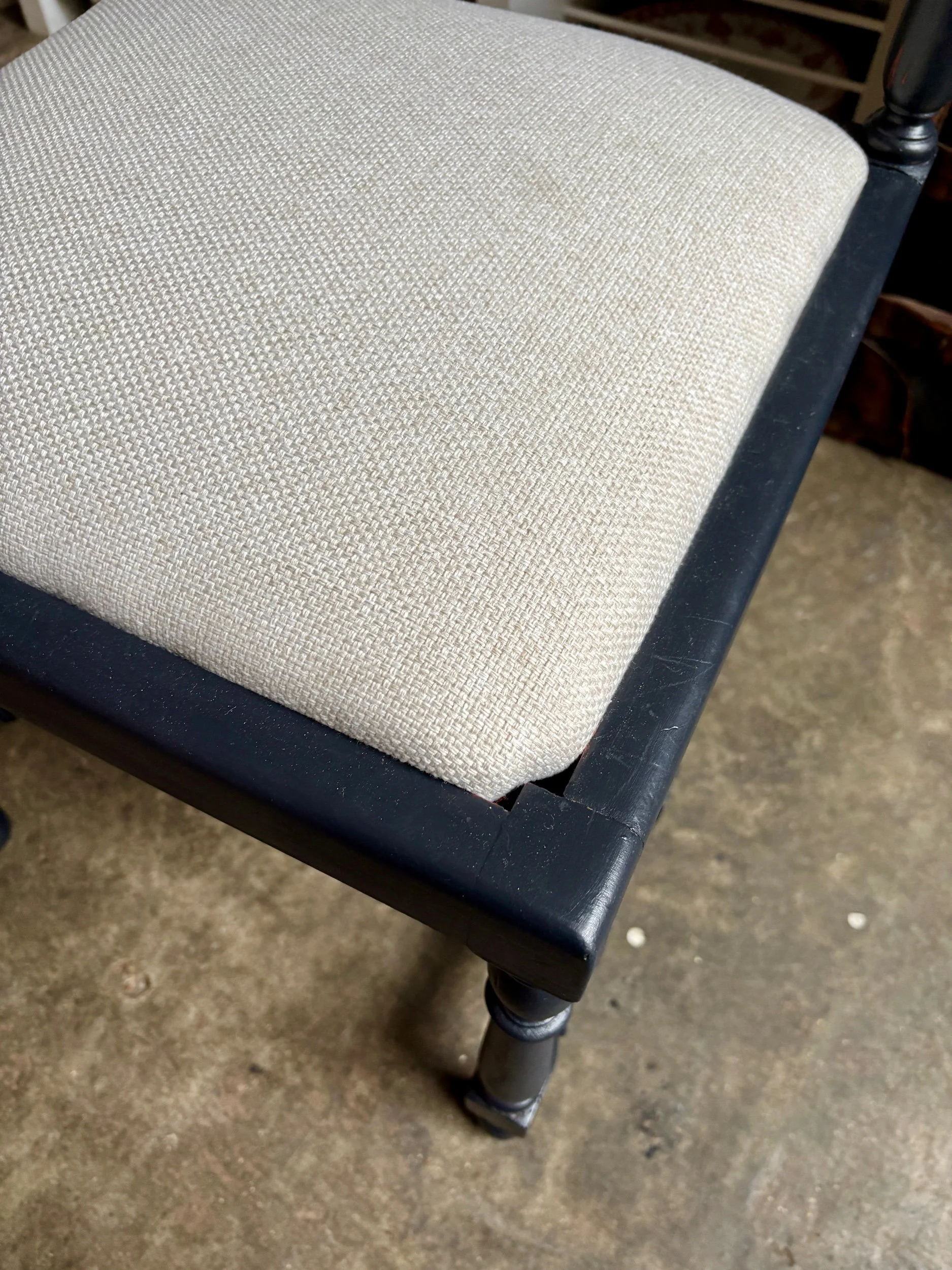 chaise-bois-tourne-noir-coton-ivoire-assise-vintage-axs-design-paris-france