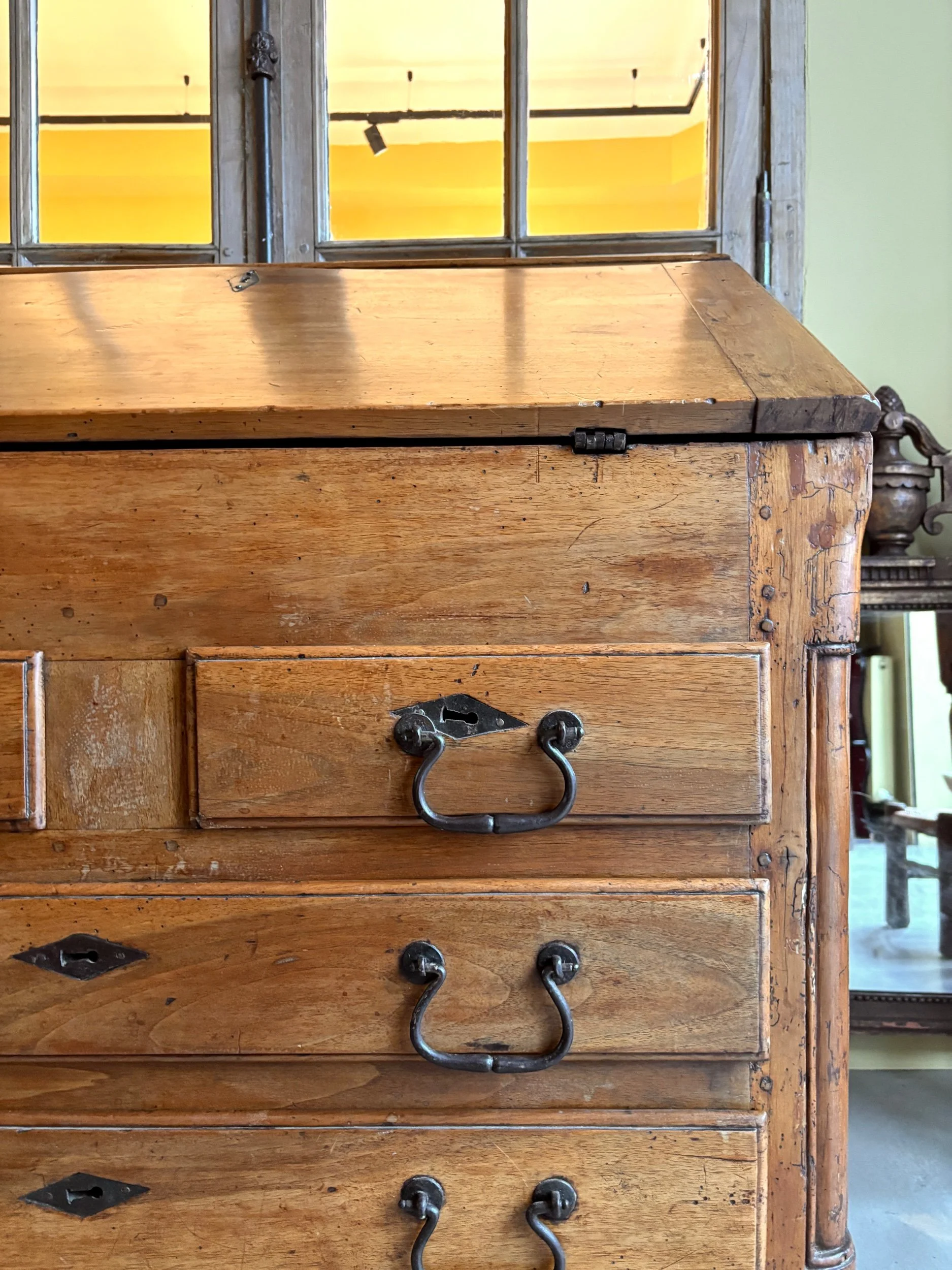 secretaire-bureau-a-pente-noyer-xviii-eme-meuble-rangement-vintage-antique-axs-design-paris-france