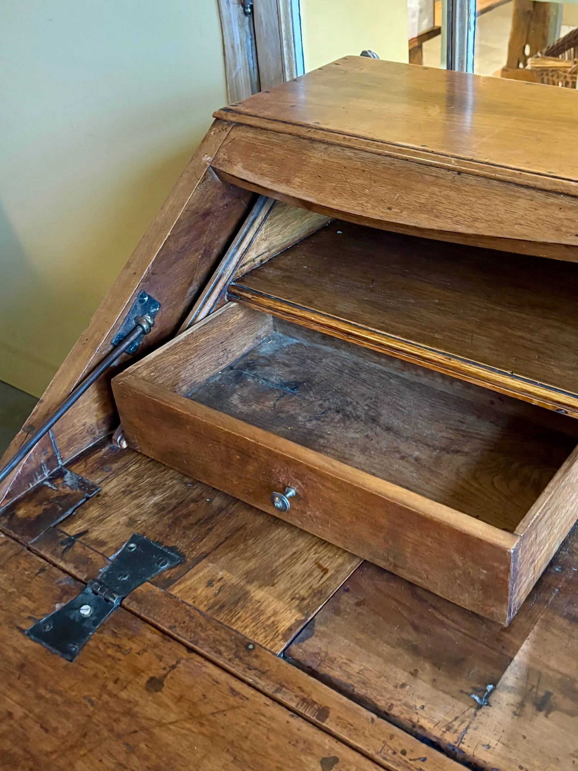 secretaire-bureau-a-pente-noyer-xviii-eme-meuble-rangement-vintage-antique-axs-design-paris-france