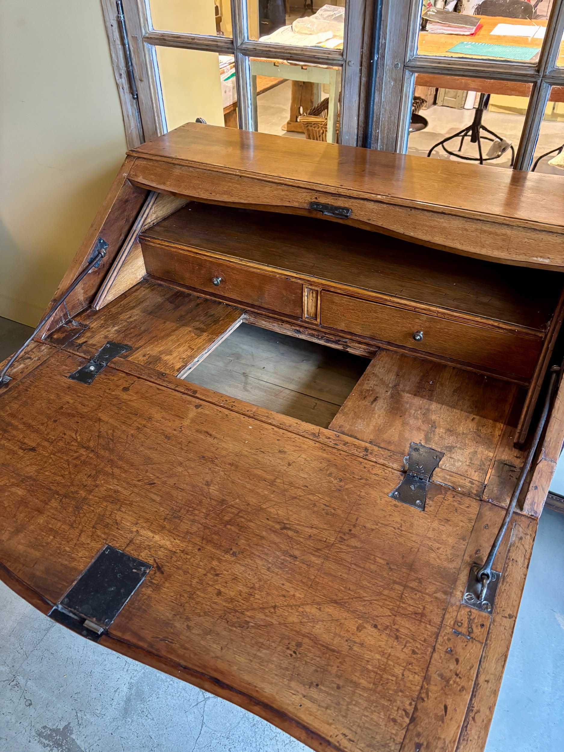 secretaire-bureau-a-pente-noyer-xviii-eme-meuble-rangement-vintage-antique-axs-design-paris-france