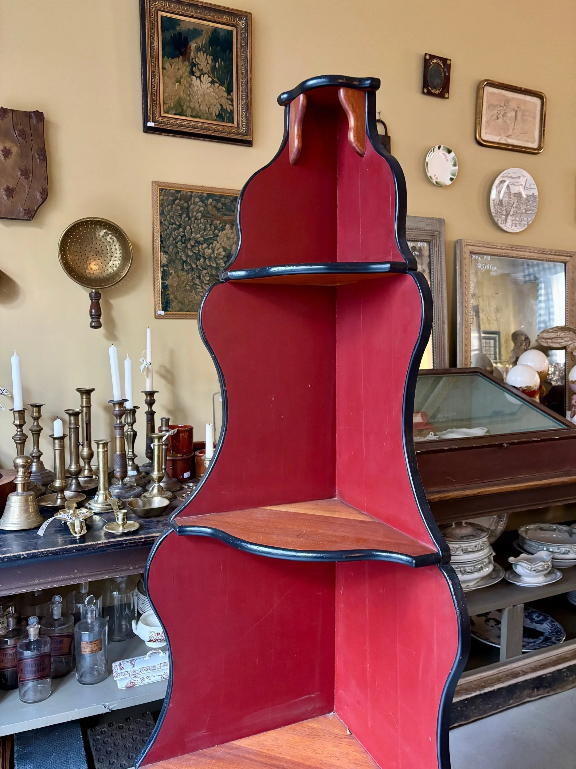 encoignure-bois-fonce-noir-rouge-bibliotheque-meuble-rangement-vintage-axs-design-paris-france