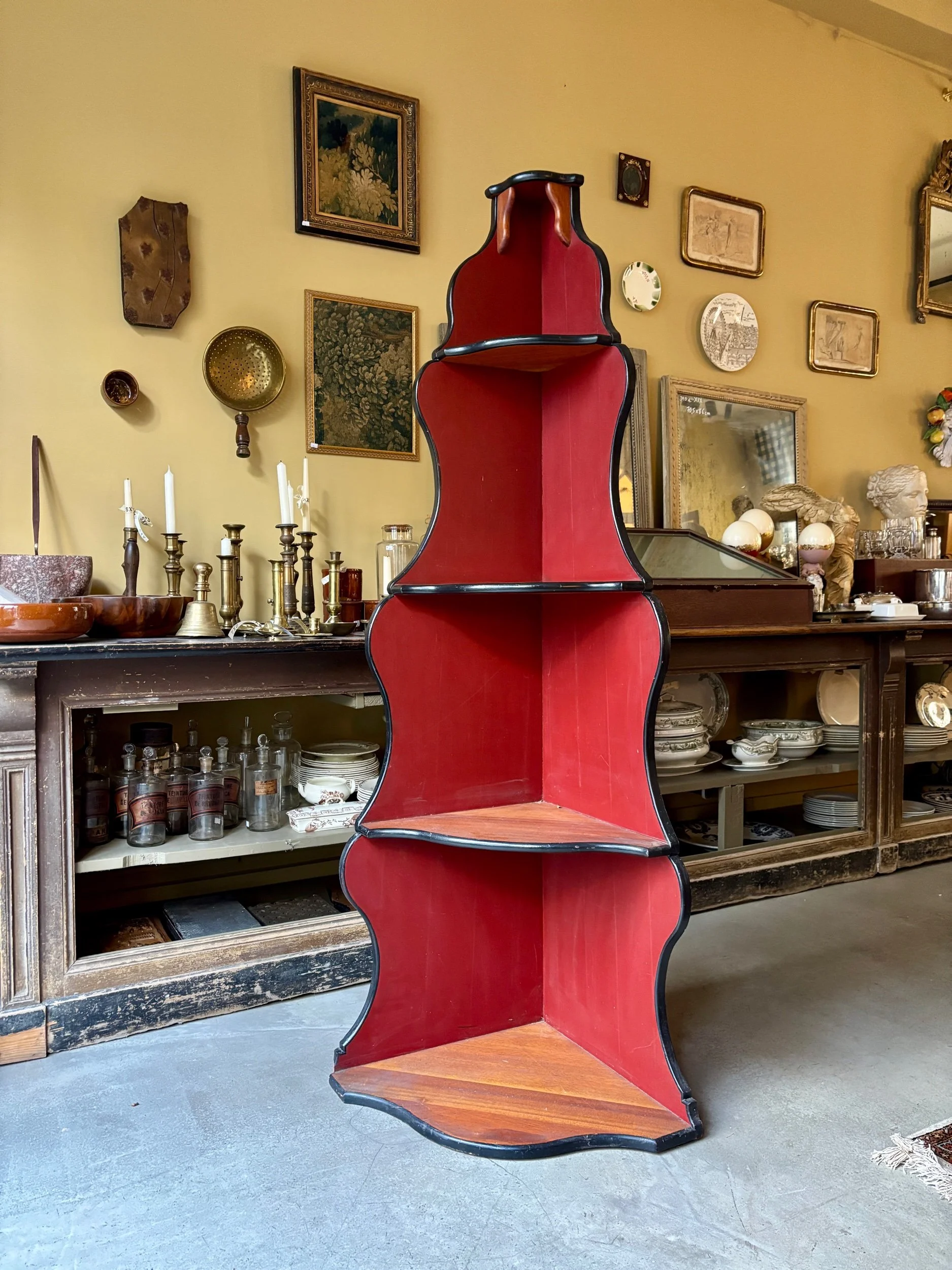 Encoignure en bois foncé, noir et rouge