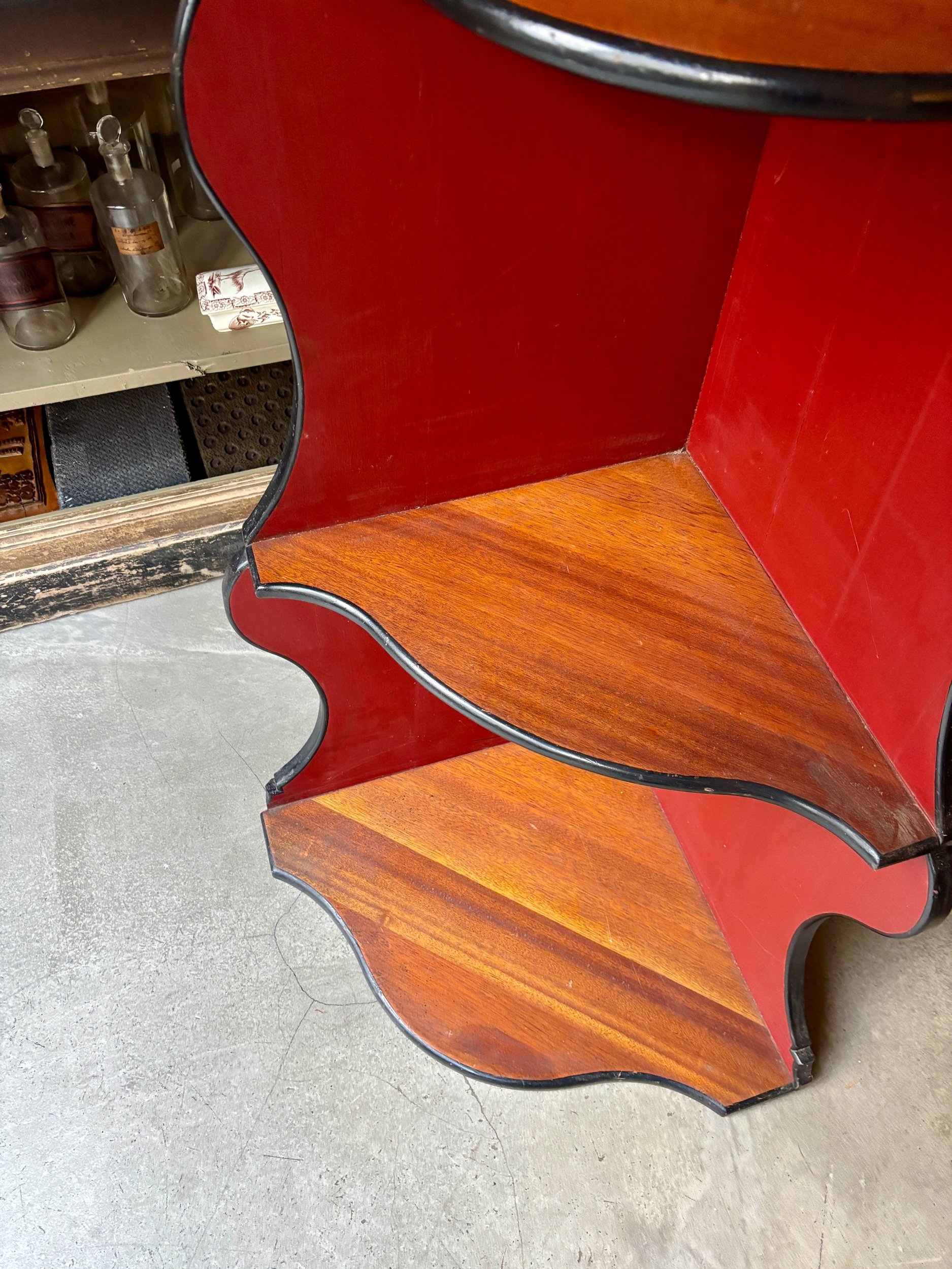 encoignure-bois-fonce-noir-rouge-bibliotheque-meuble-rangement-vintage-axs-design-paris-france