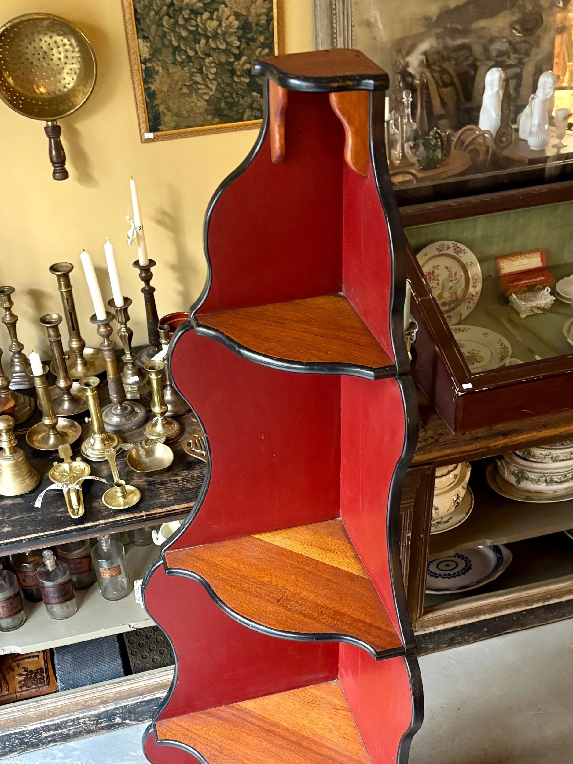 encoignure-bois-fonce-noir-rouge-bibliotheque-meuble-rangement-vintage-axs-design-paris-france