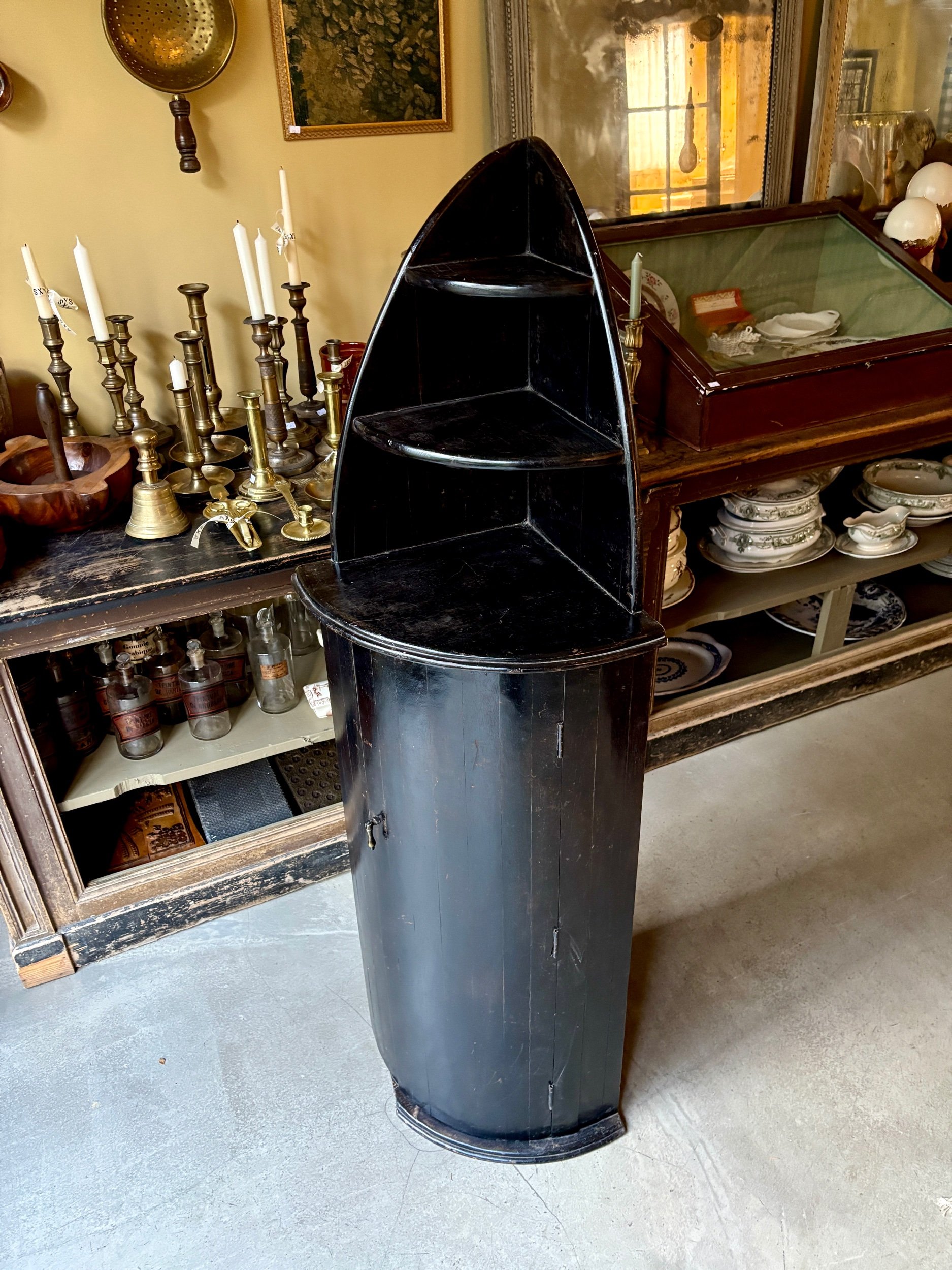 Encoignure anglaise en bois noirci, XIXème s.