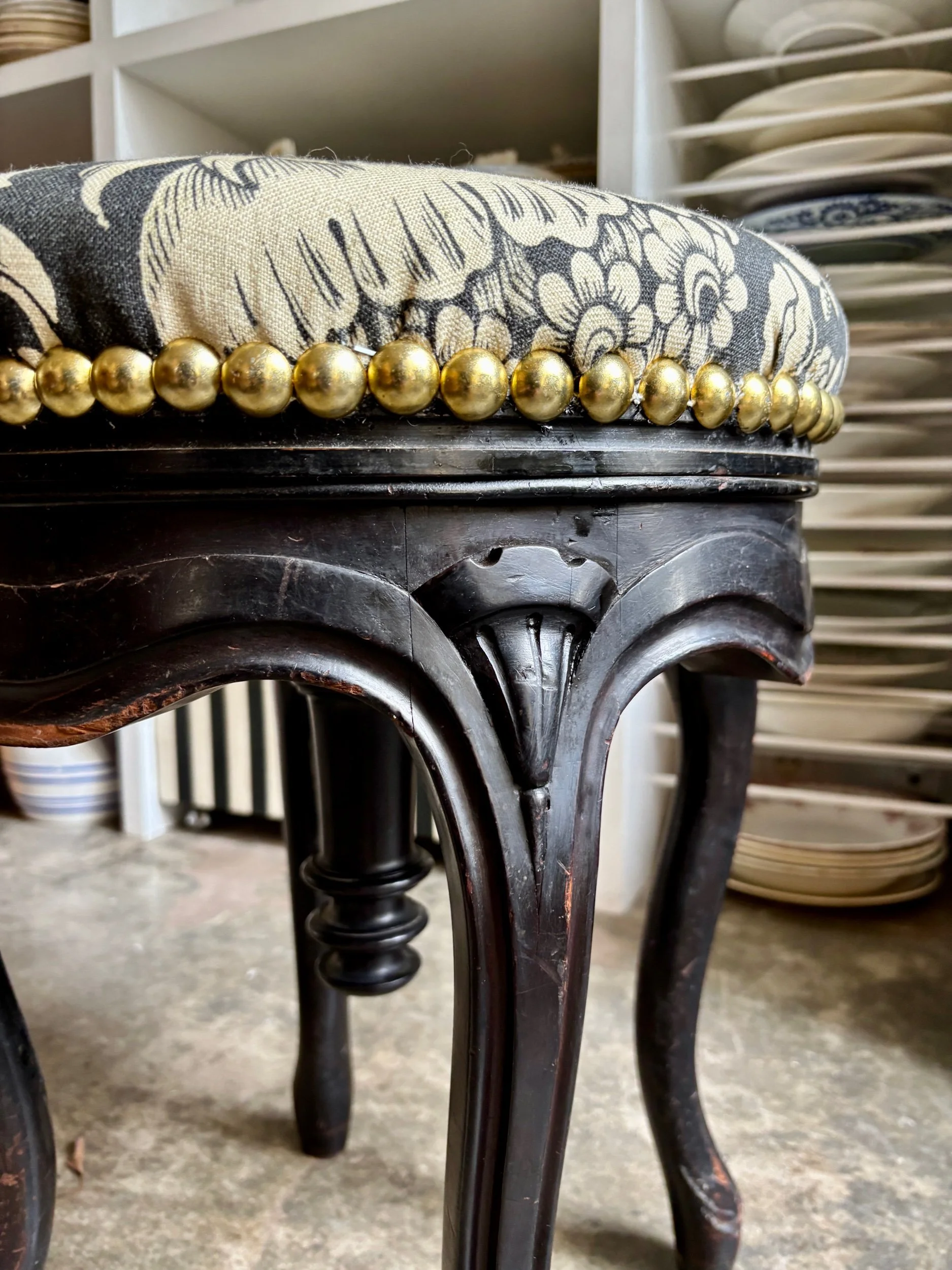 tabouret-piano-napoleon-III-grands-pavots-antoinette-poisson-assise-vintage-axs-design-paris-france