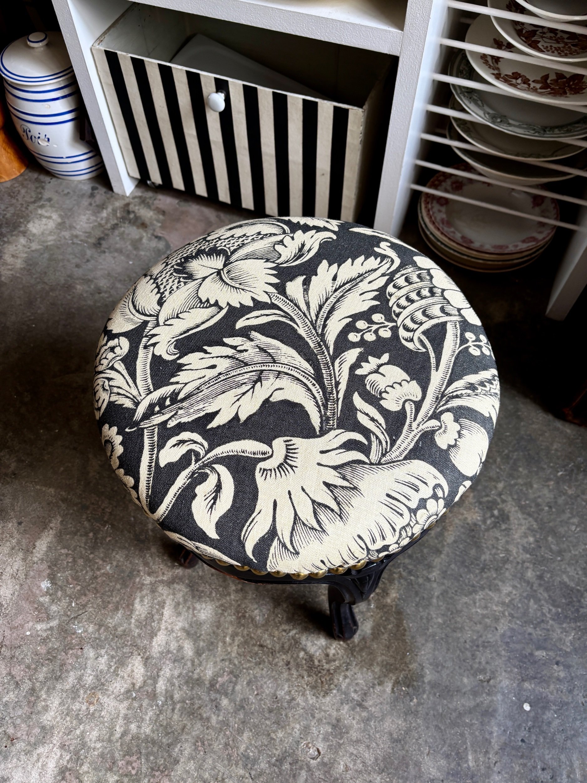 tabouret-piano-napoleon-III-grands-pavots-antoinette-poisson-assise-vintage-axs-design-paris-france