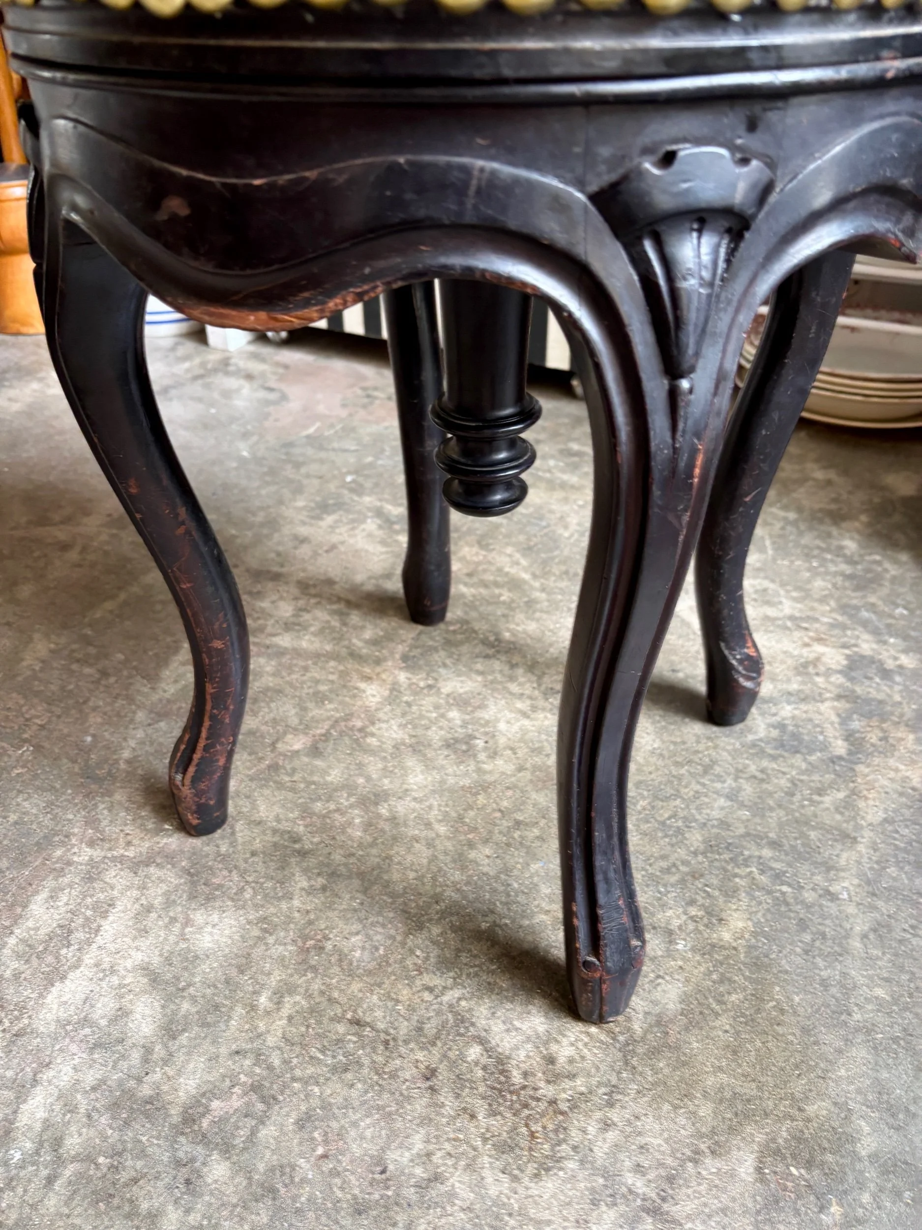 tabouret-piano-napoleon-III-grands-pavots-antoinette-poisson-assise-vintage-axs-design-paris-france