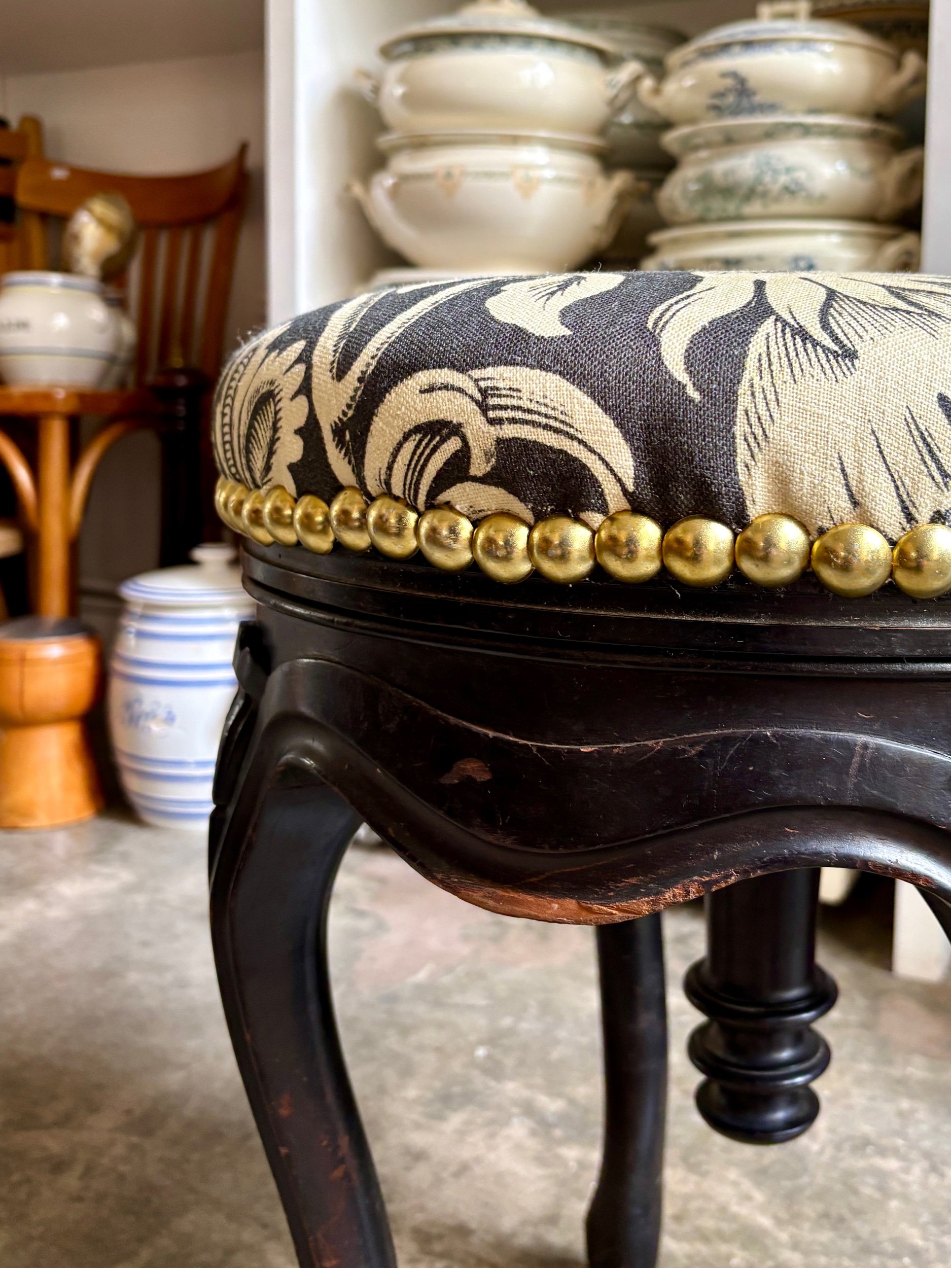 tabouret-piano-napoleon-III-grands-pavots-antoinette-poisson-assise-vintage-axs-design-paris-france