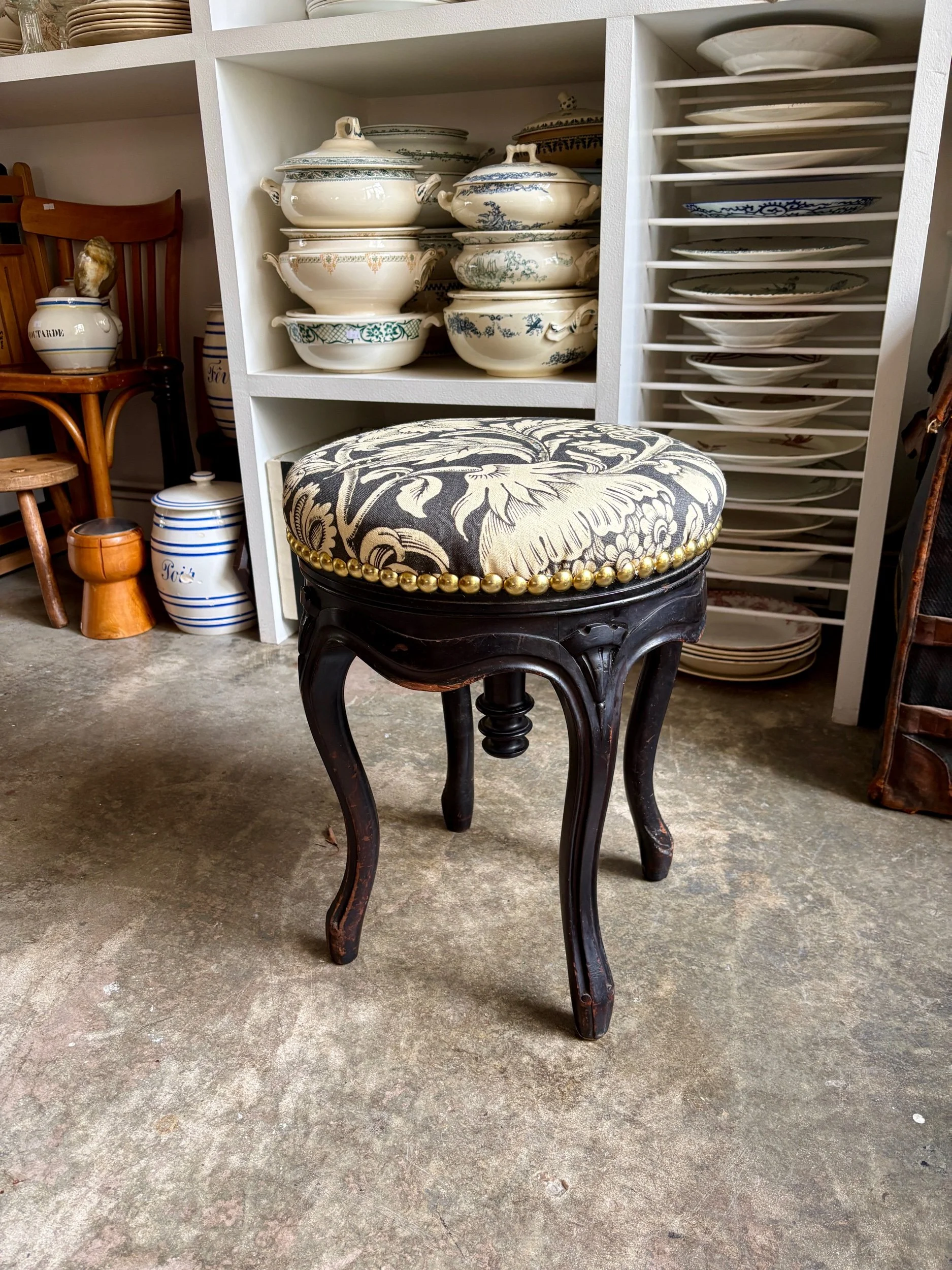 Tabouret de piano Napoléon III en bois noir et coton "Grands Pavots" Antoinette Poisson