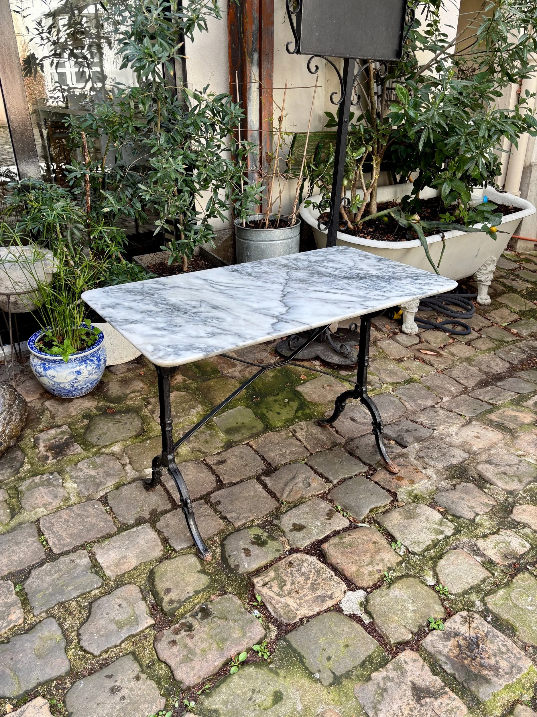 Table bistrot en marbre gris et fonte de fer noire ☐ 110 x 60 cm
