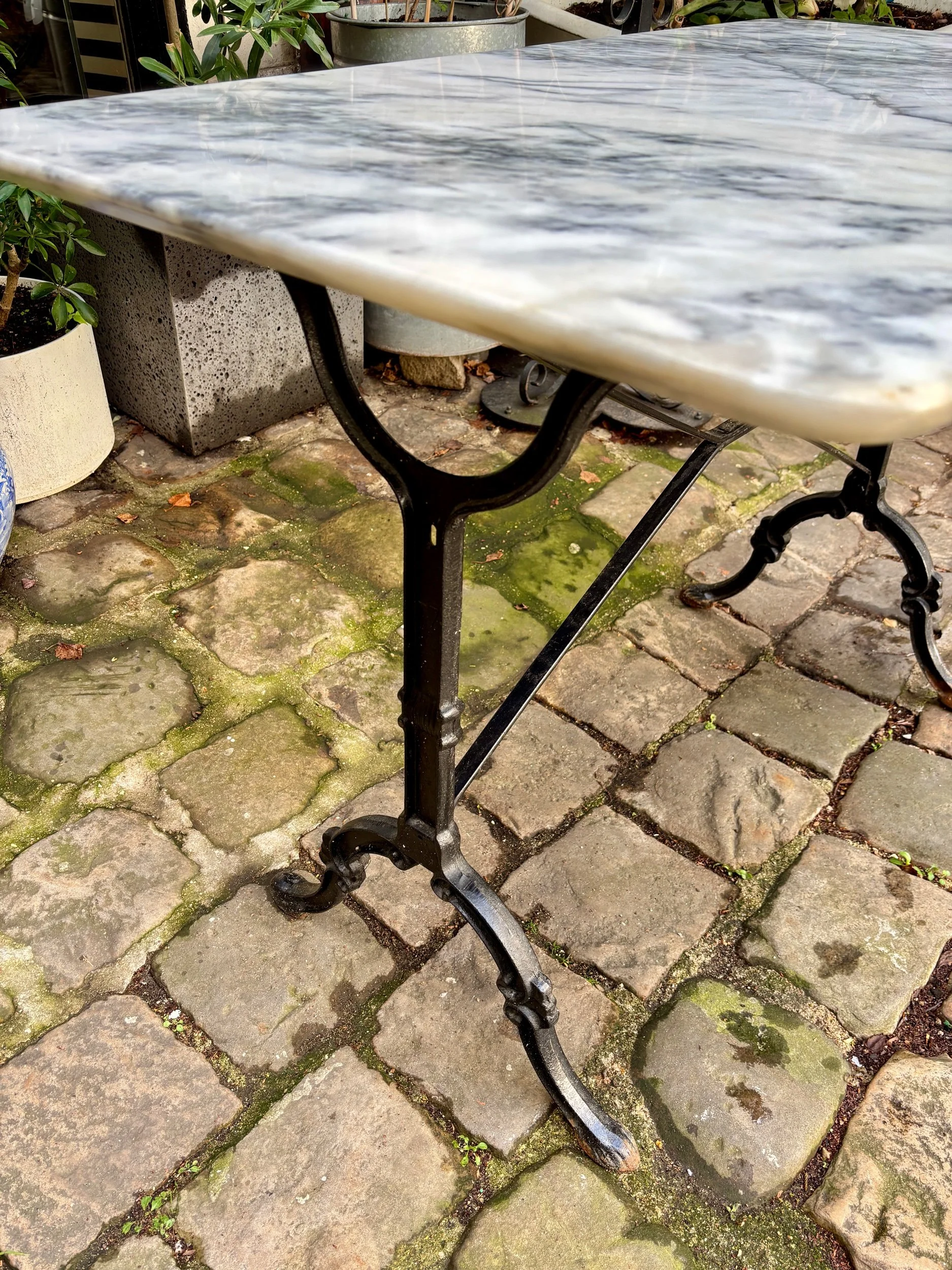 table-bistrot-marbre-fonte-fer-gris-noir-meuble-vintage-axs-design-paris-france