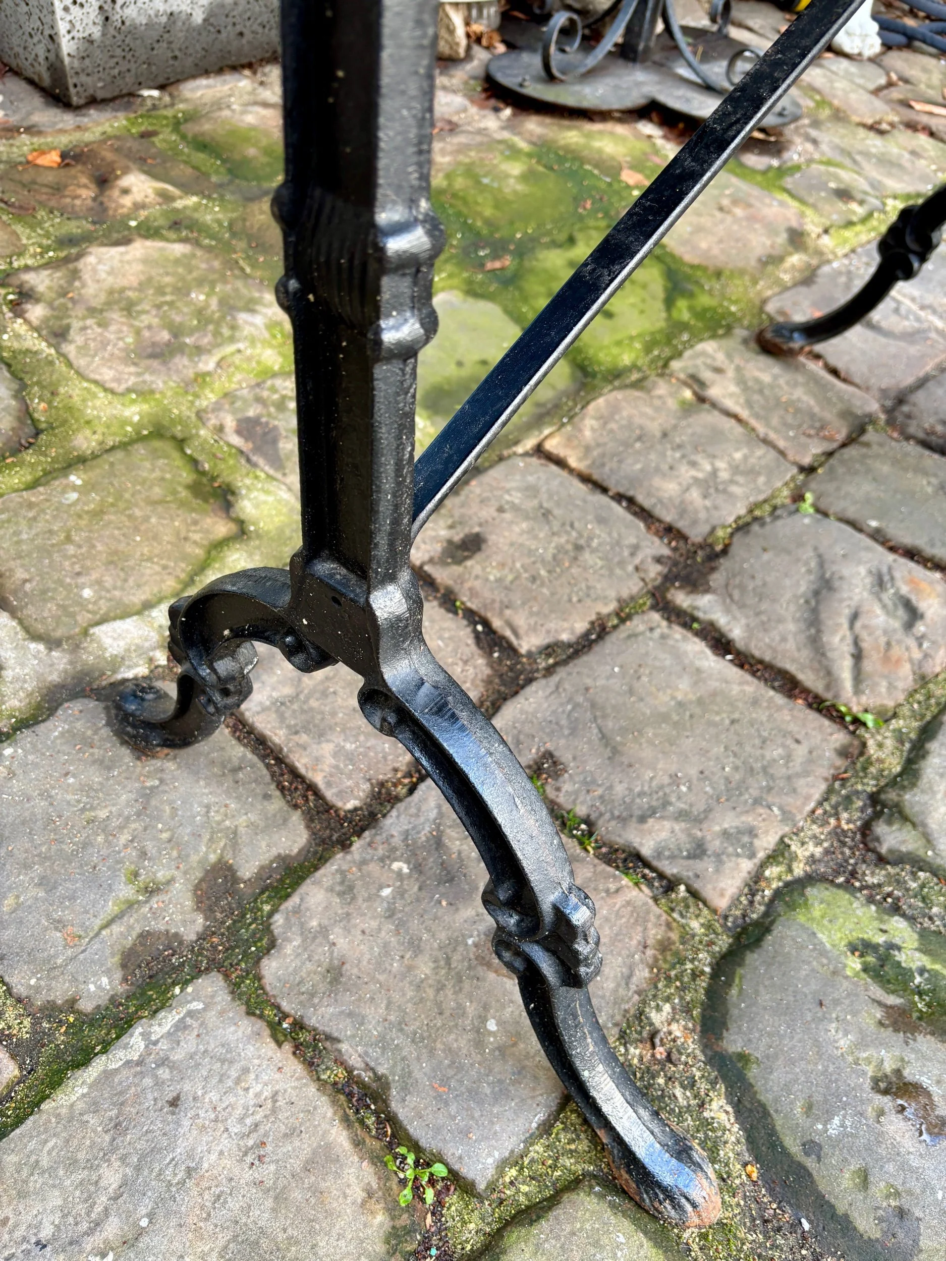 table-bistrot-marbre-fonte-fer-gris-noir-meuble-vintage-axs-design-paris-france