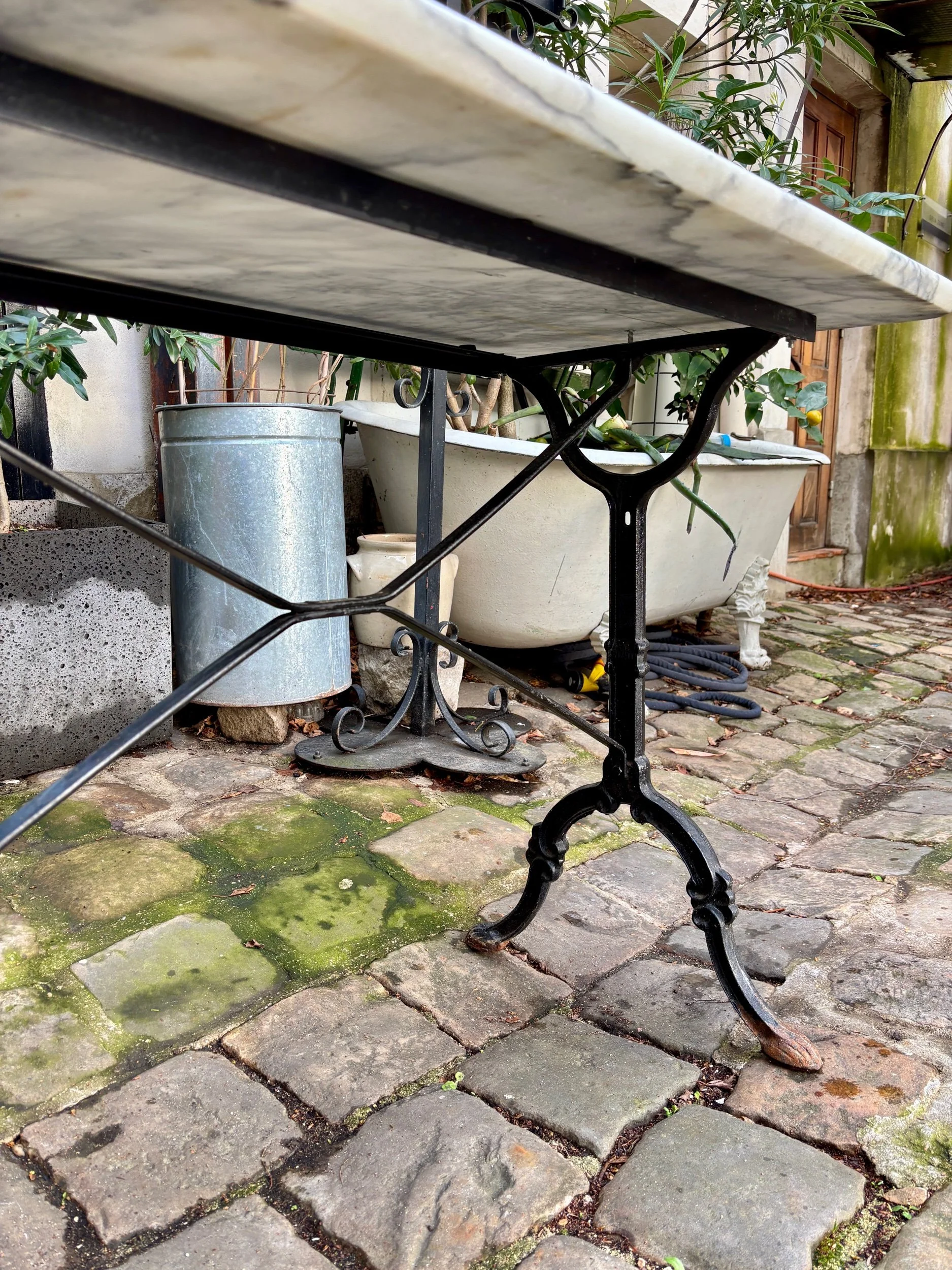 table-bistrot-marbre-fonte-fer-gris-noir-meuble-vintage-axs-design-paris-france