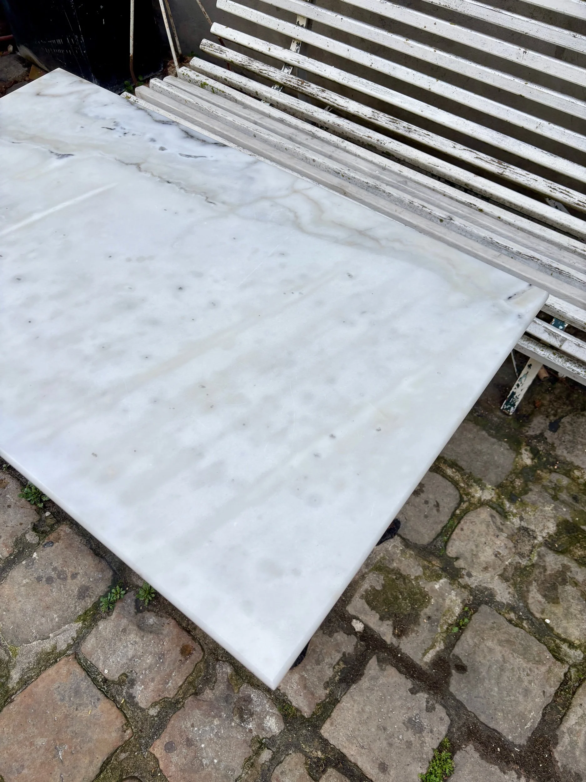 table-bistrot-marbre-fonte-fer-noir-gris-meuble-vintage-axs-design-paris-france