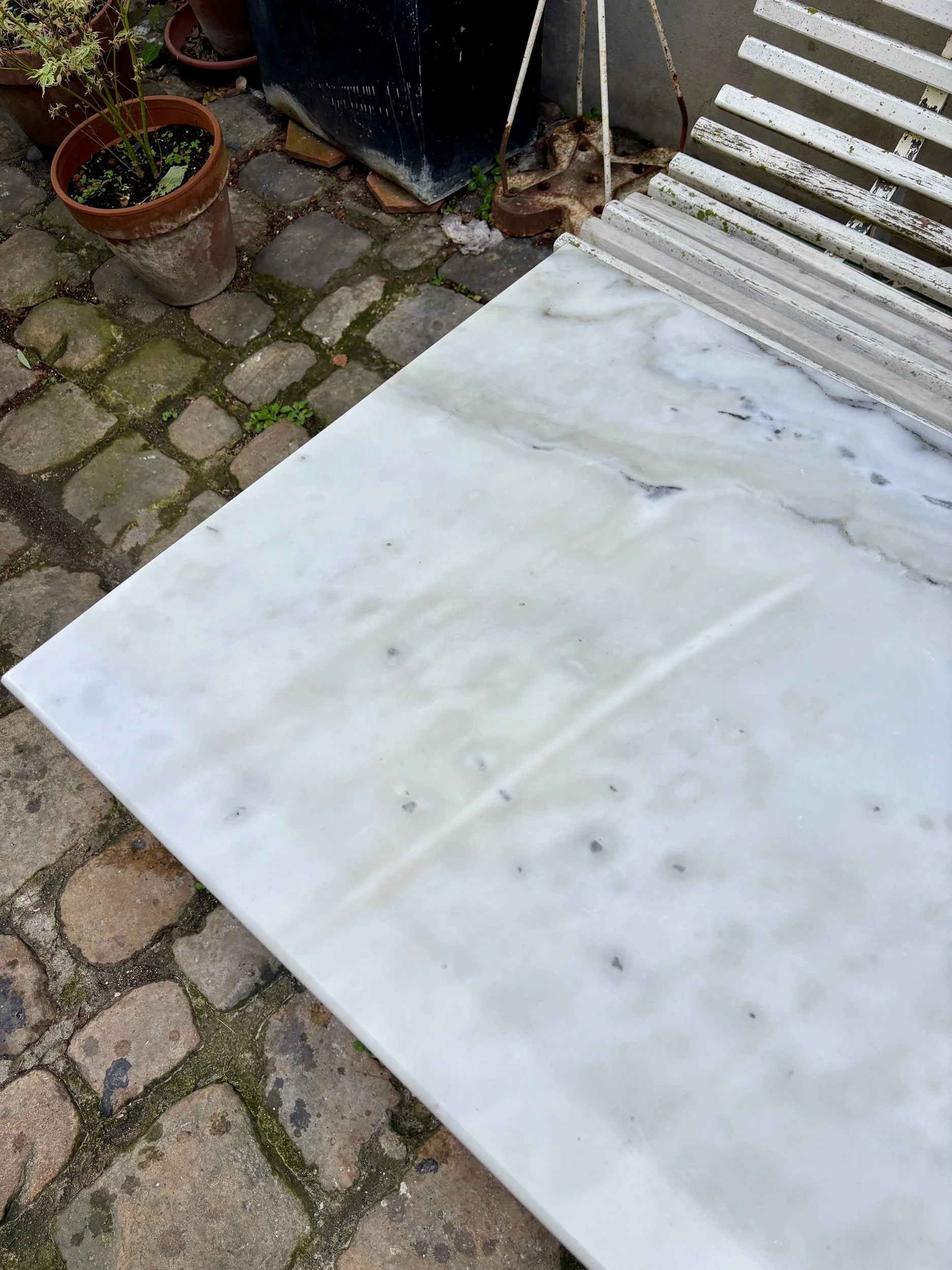 table-bistrot-marbre-fonte-fer-noir-gris-meuble-vintage-axs-design-paris-france