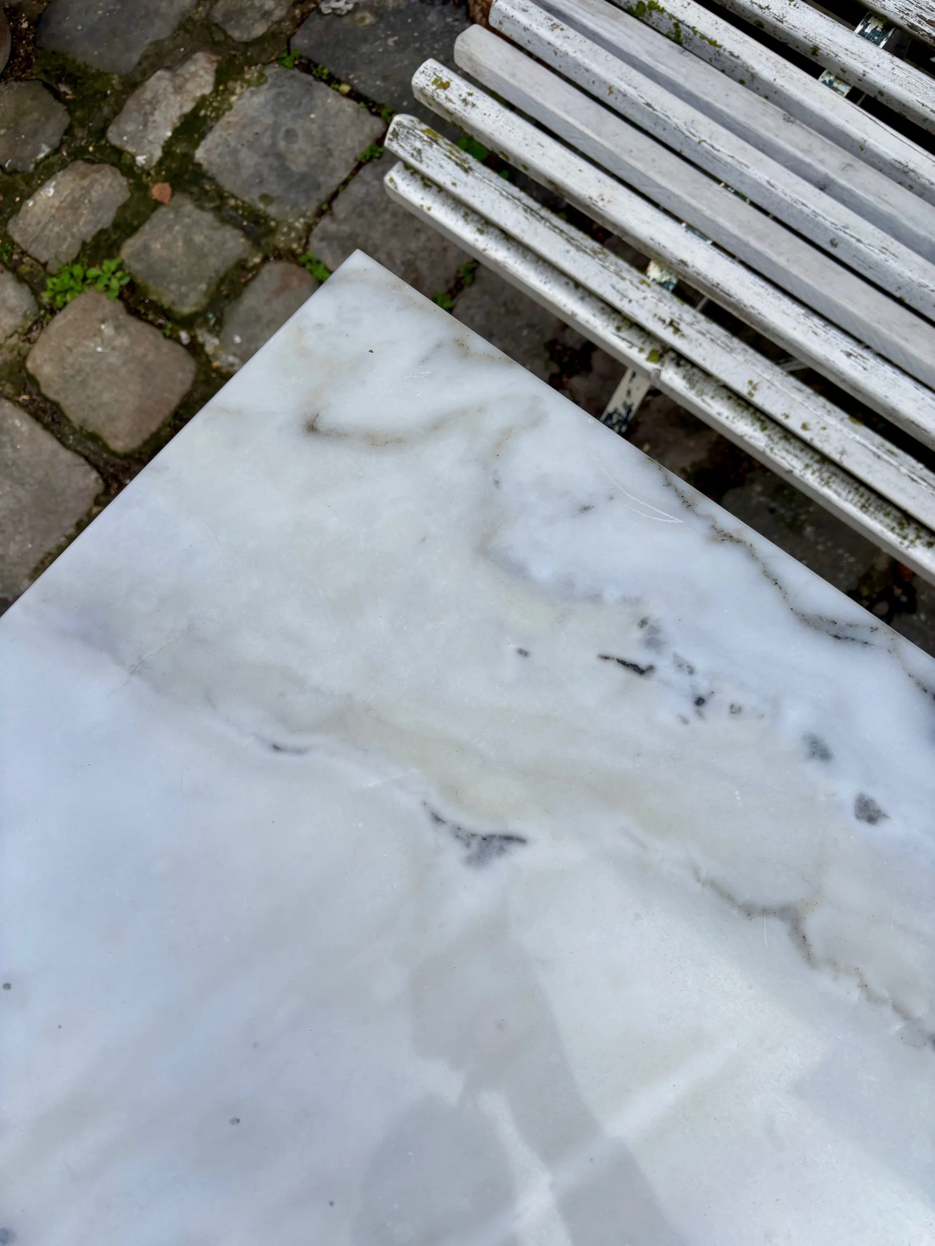 table-bistrot-marbre-fonte-fer-noir-gris-meuble-vintage-axs-design-paris-france