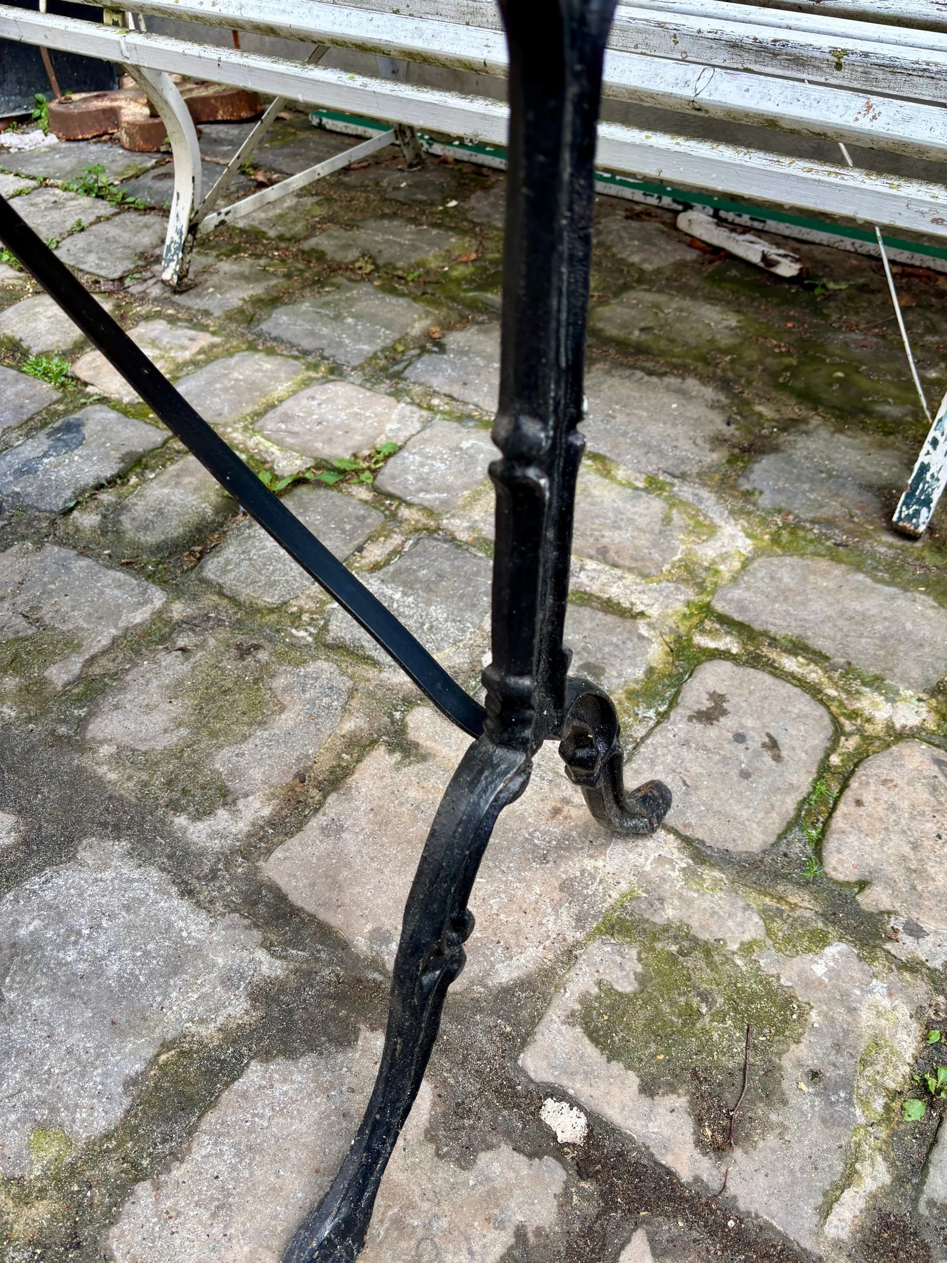 table-bistrot-marbre-fonte-fer-noir-gris-meuble-vintage-axs-design-paris-france