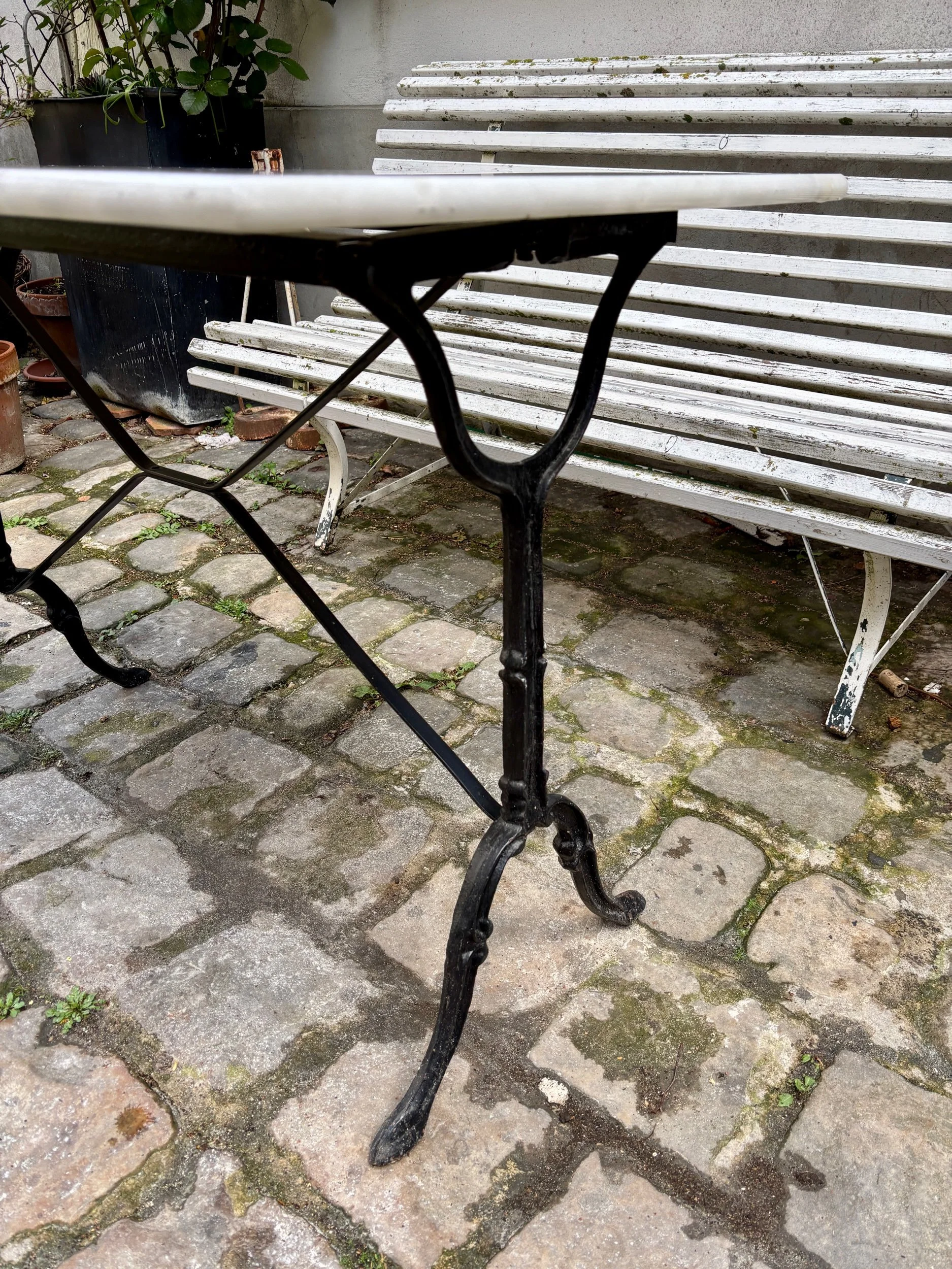 table-bistrot-marbre-fonte-fer-noir-gris-meuble-vintage-axs-design-paris-france