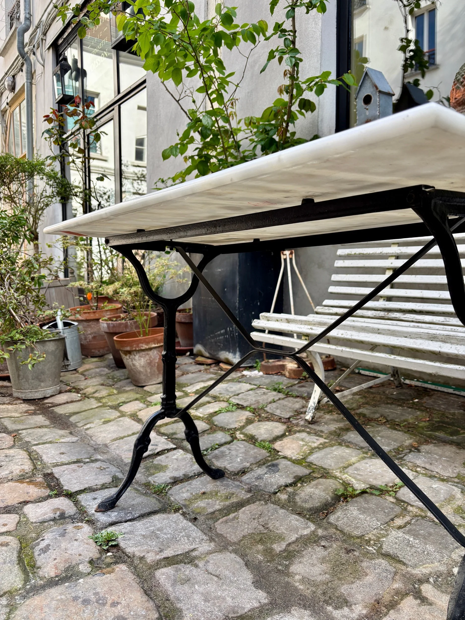 table-bistrot-marbre-fonte-fer-noir-gris-meuble-vintage-axs-design-paris-france