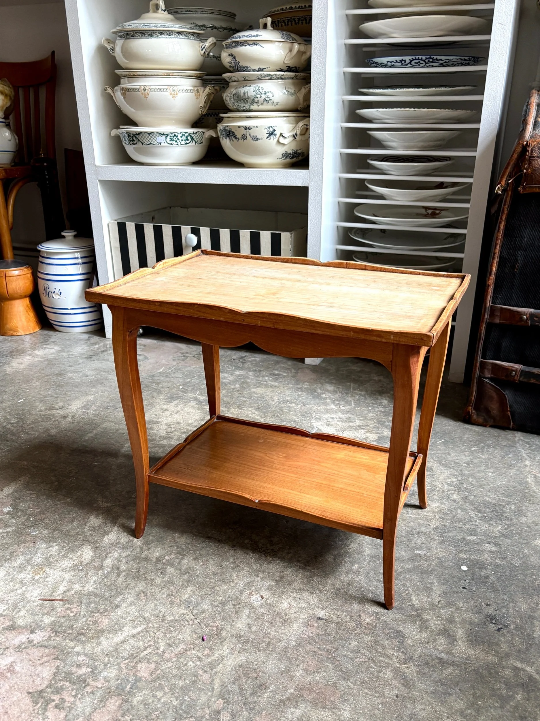 Table basse, table d’appoint en bois clair avec pieds sabre ☐ 46 x 30,5 cm