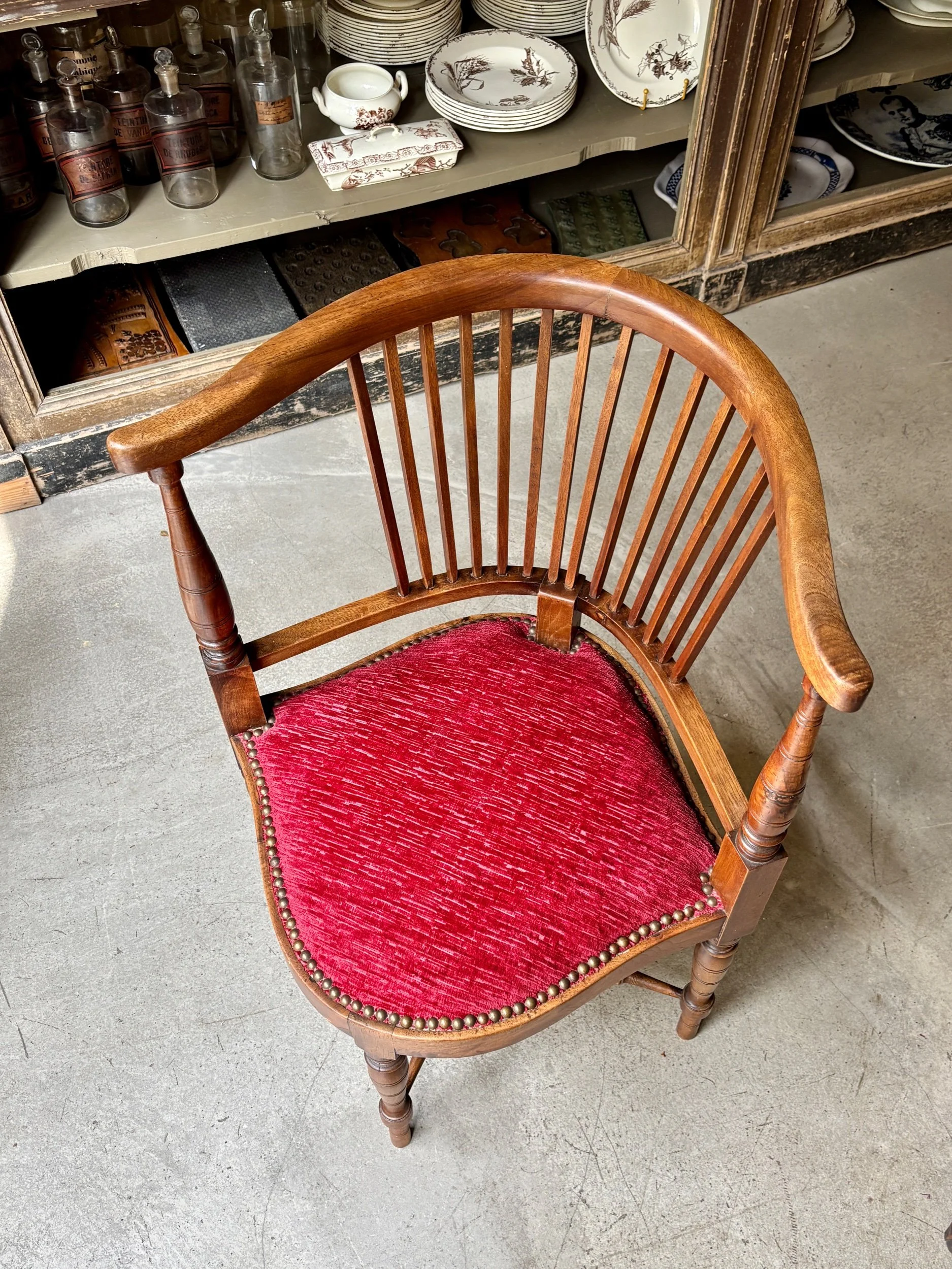 fauteuil-angle-bureau-bois-fonce-velours-rouge-assise-vintage-axs-design-paris-france