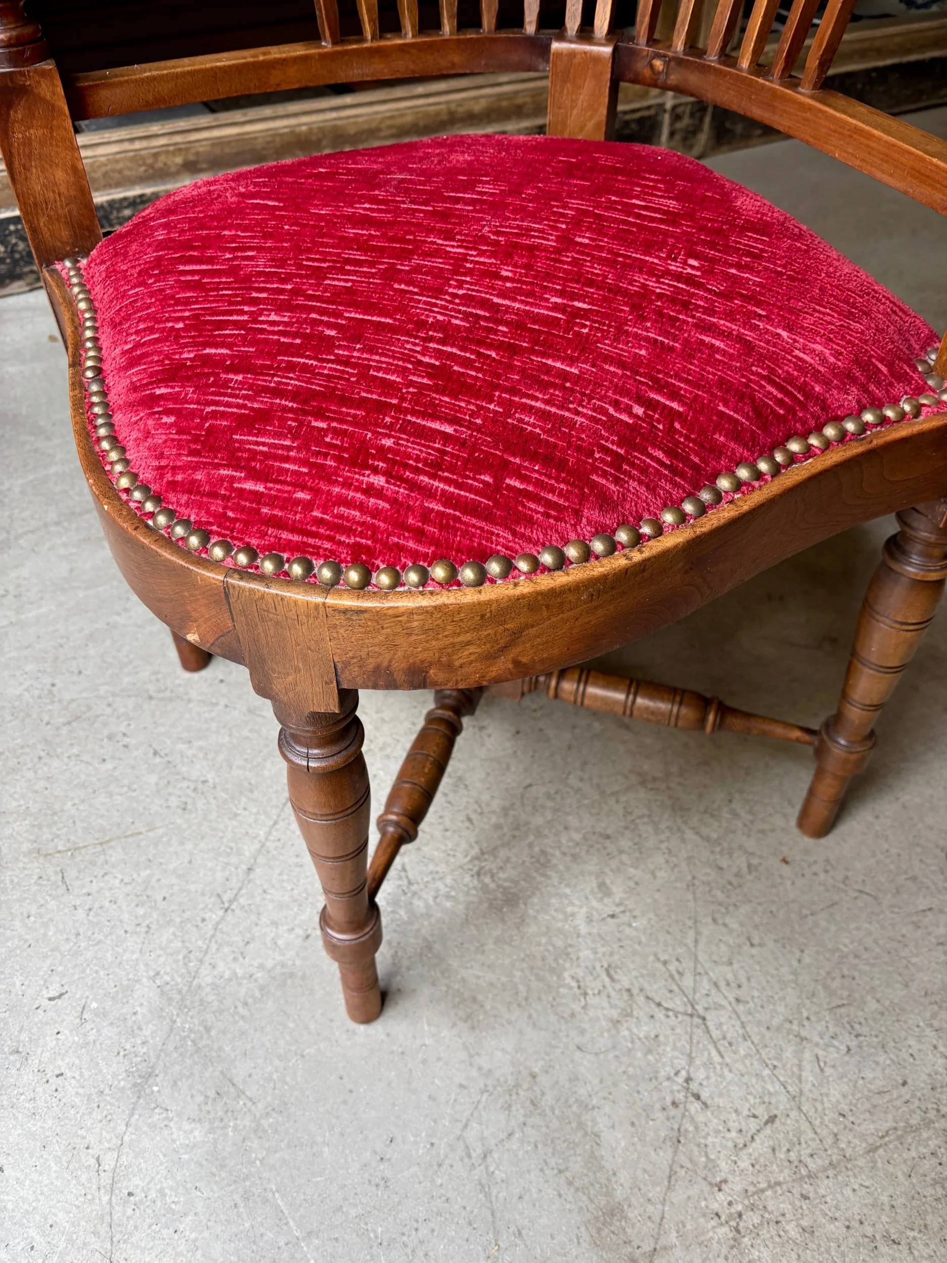 fauteuil-angle-bureau-bois-fonce-velours-rouge-assise-vintage-axs-design-paris-france