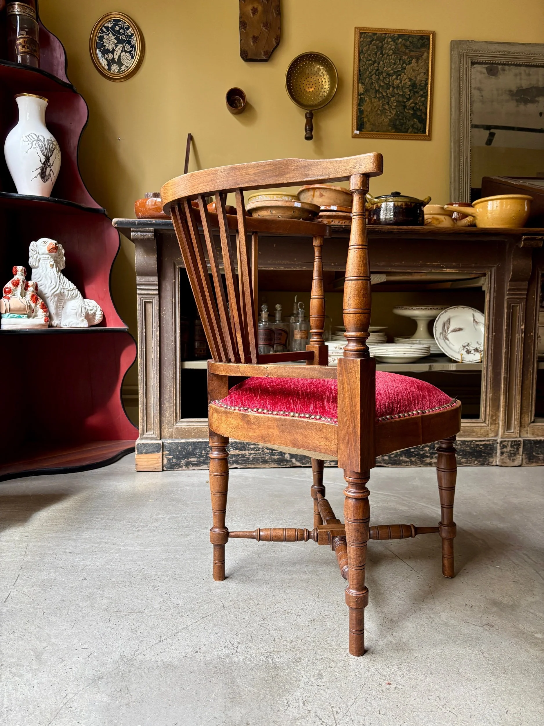fauteuil-angle-bureau-bois-fonce-velours-rouge-assise-vintage-axs-design-paris-france