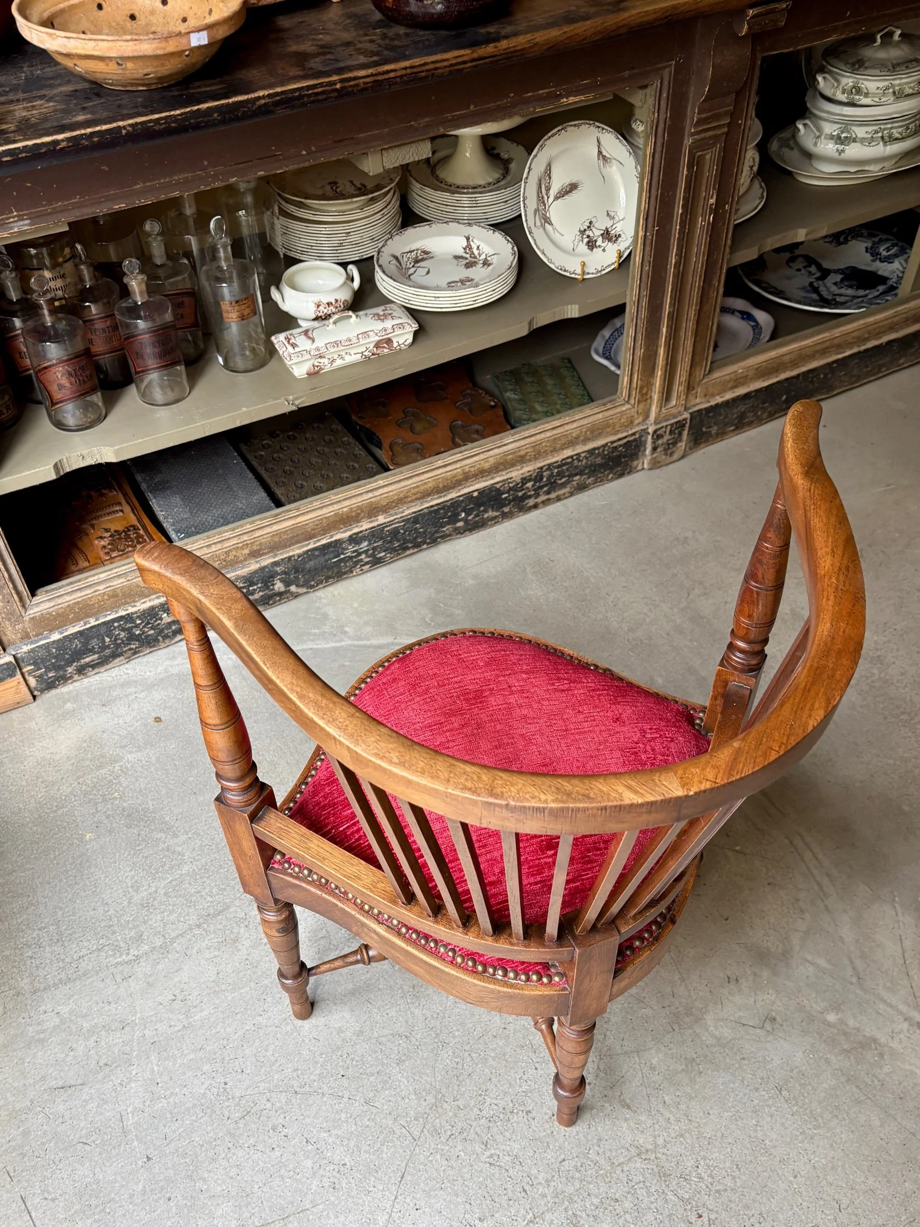 fauteuil-angle-bureau-bois-fonce-velours-rouge-assise-vintage-axs-design-paris-france