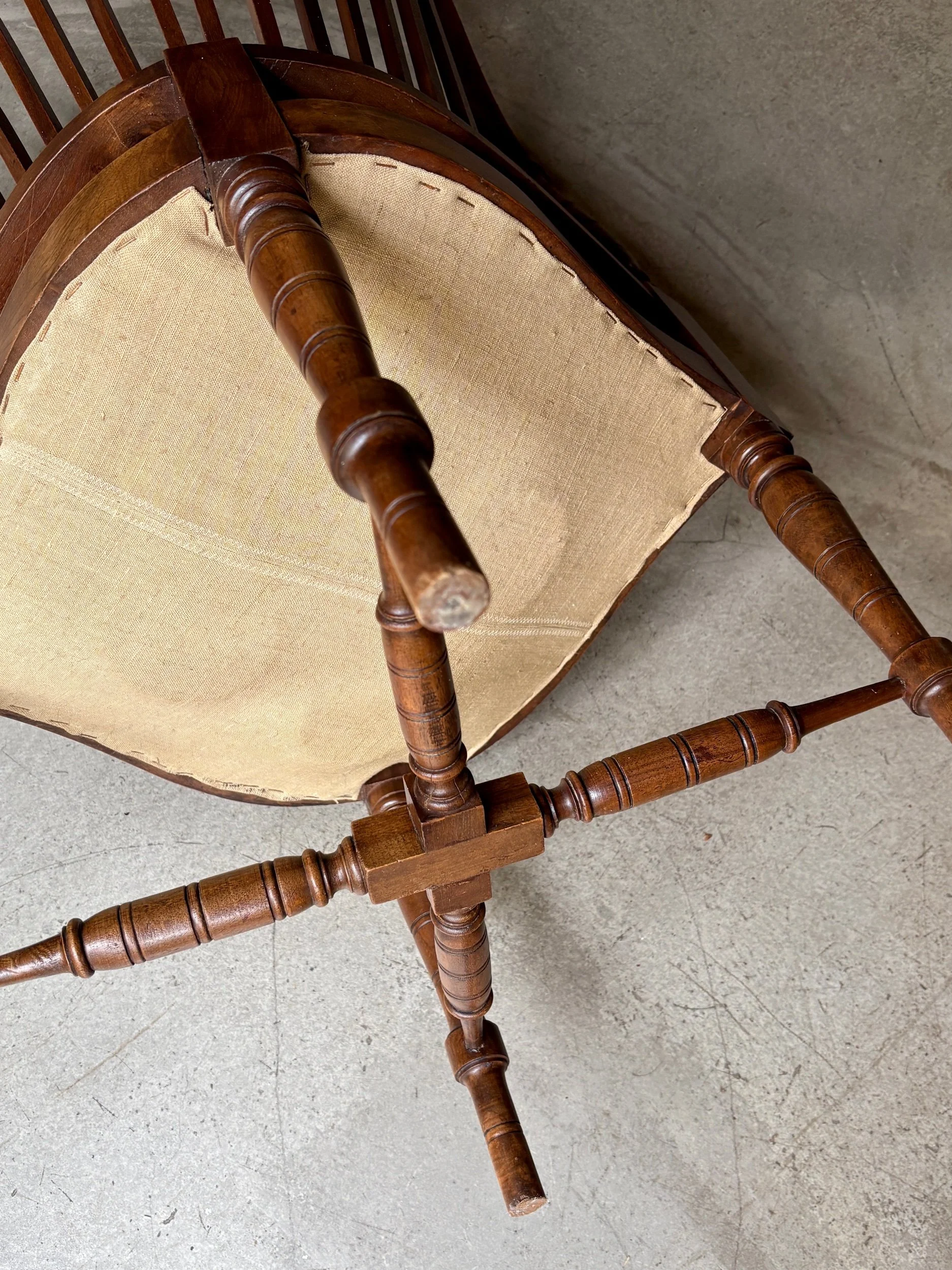 fauteuil-angle-bureau-bois-fonce-velours-rouge-assise-vintage-axs-design-paris-france