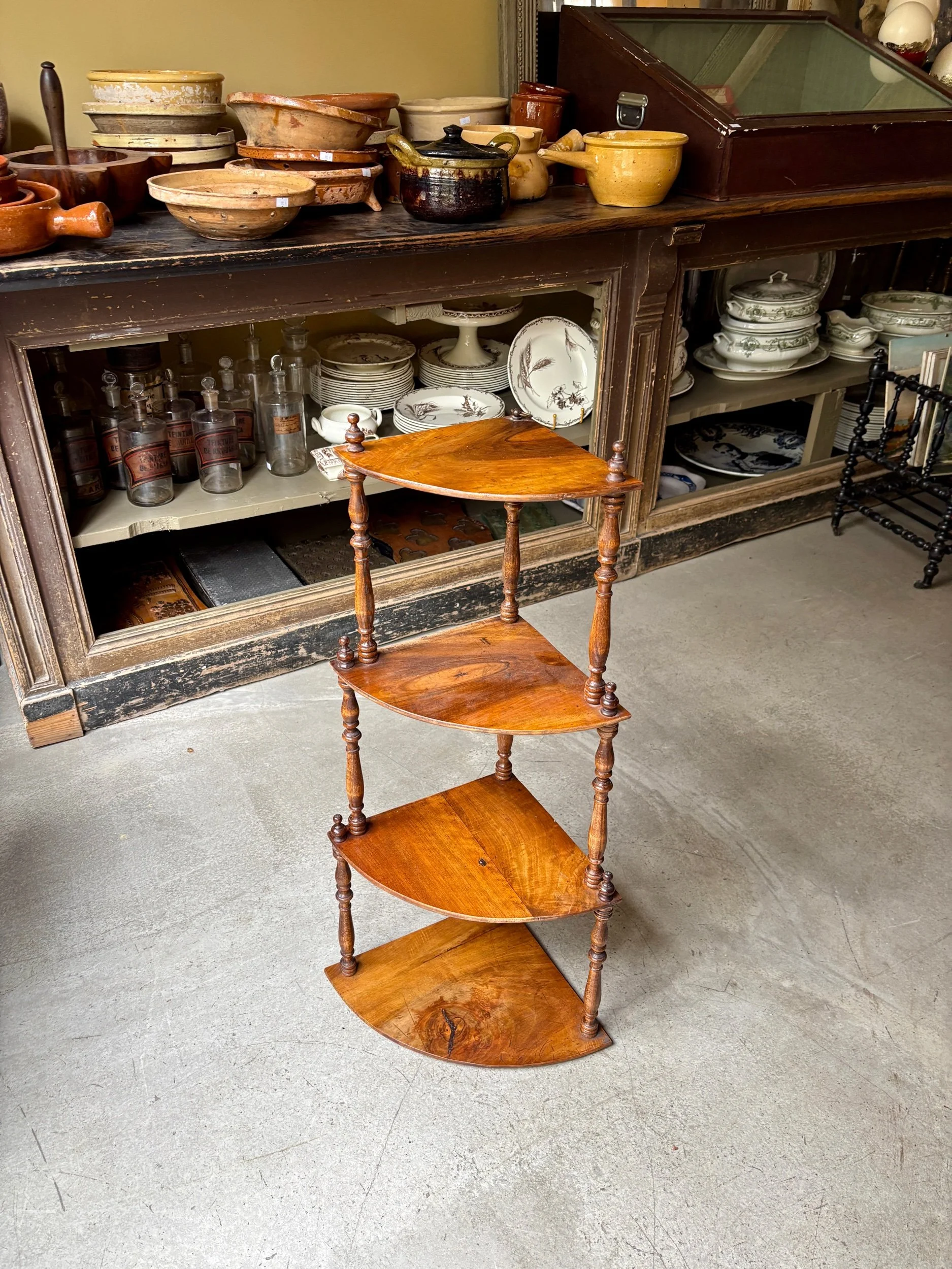 Étagère murale de coin en bois foncé