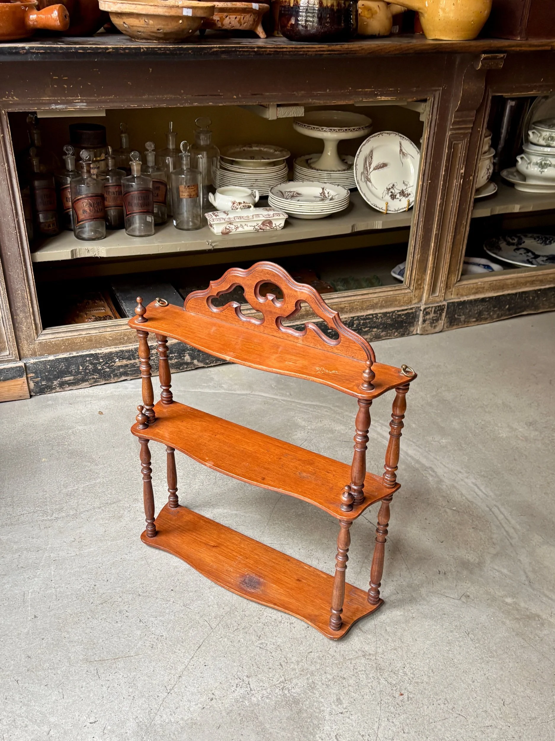 Etagère à fronton en bois foncé de style Napoléon III