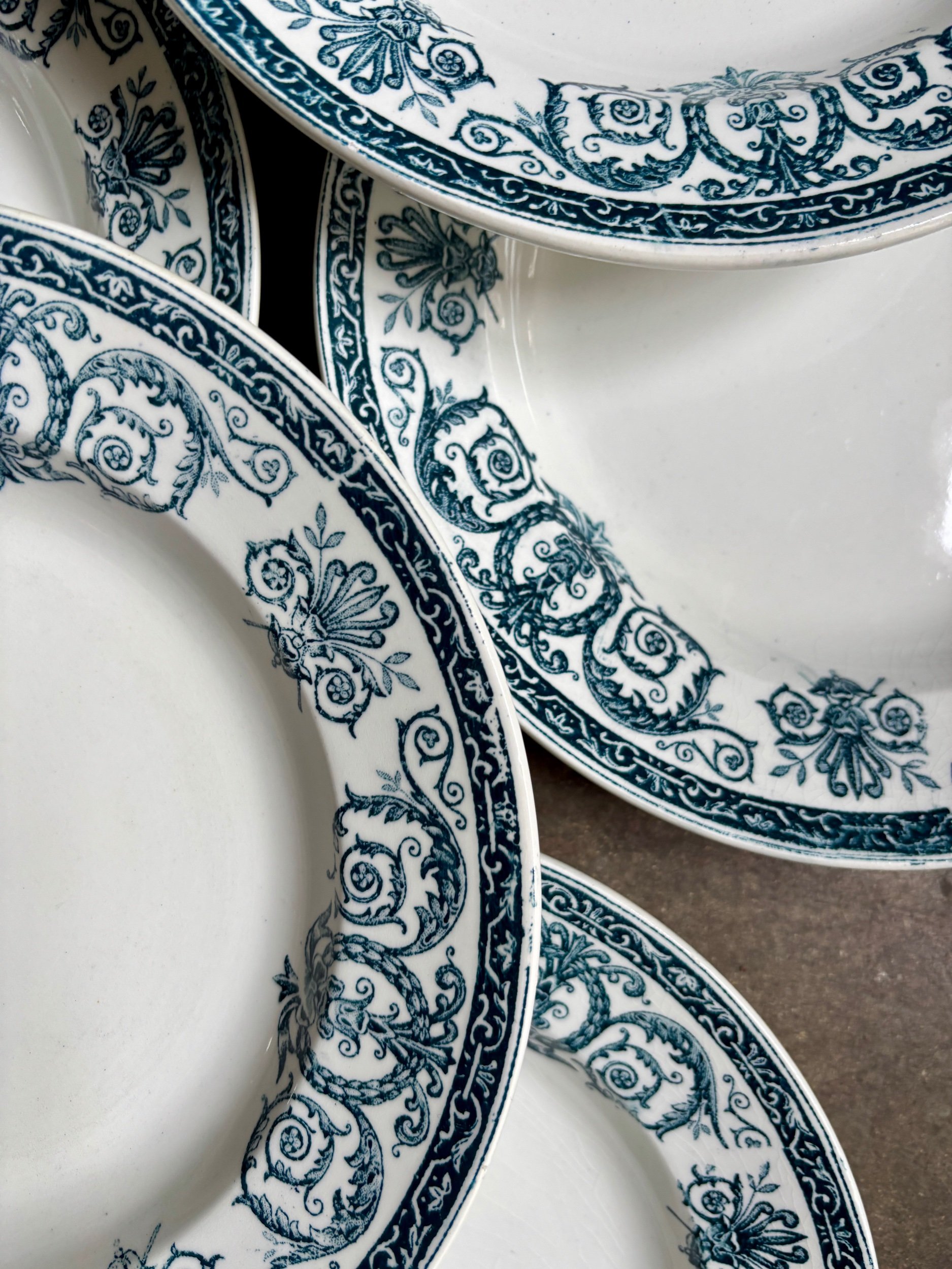 assiettes-creuses-leon-graves-marie-louise-terre-fer-bleu-vaisselle-vintage-axs-design-paris-france