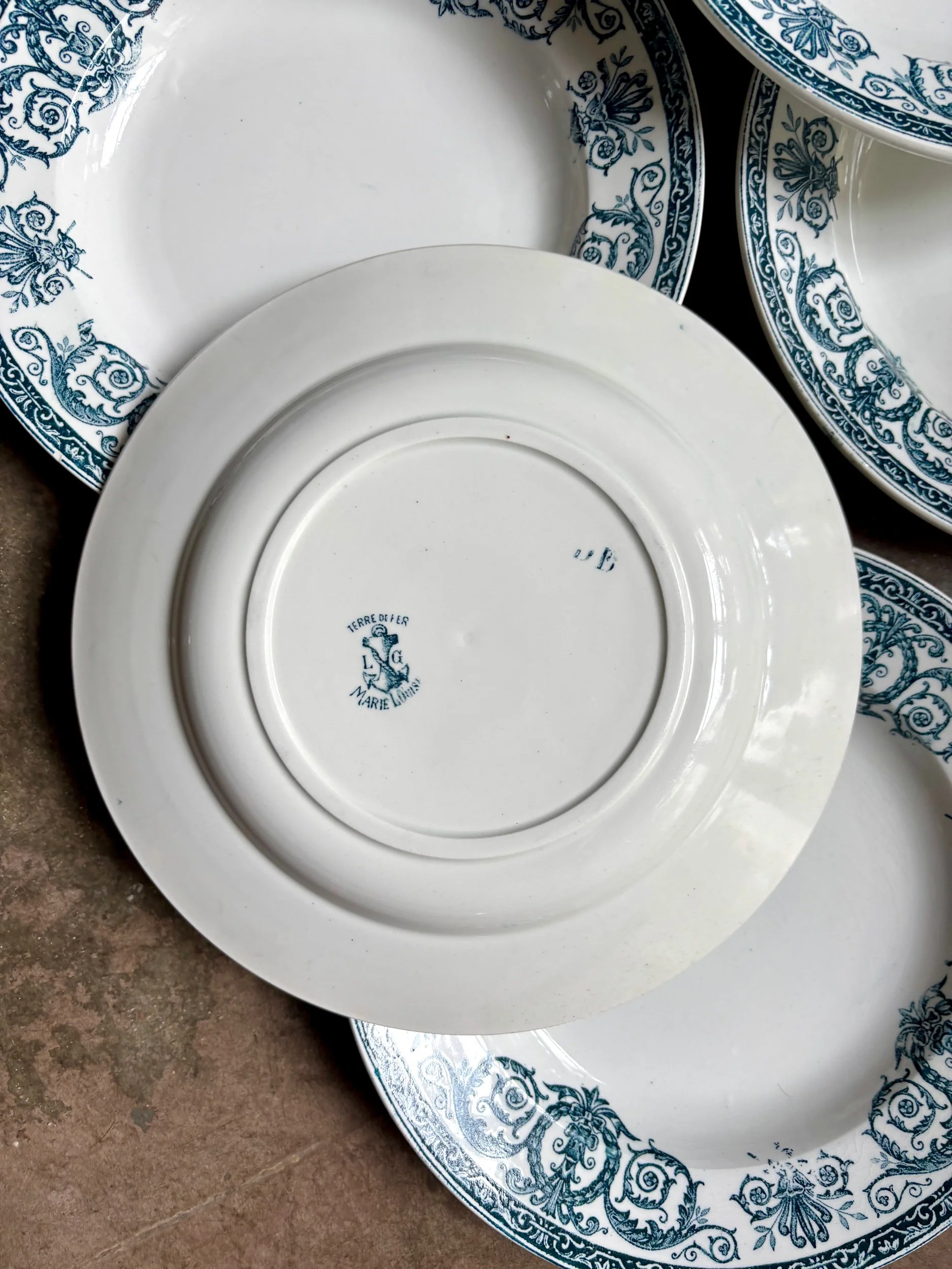 assiettes-creuses-leon-graves-marie-louise-terre-fer-bleu-vaisselle-vintage-axs-design-paris-france