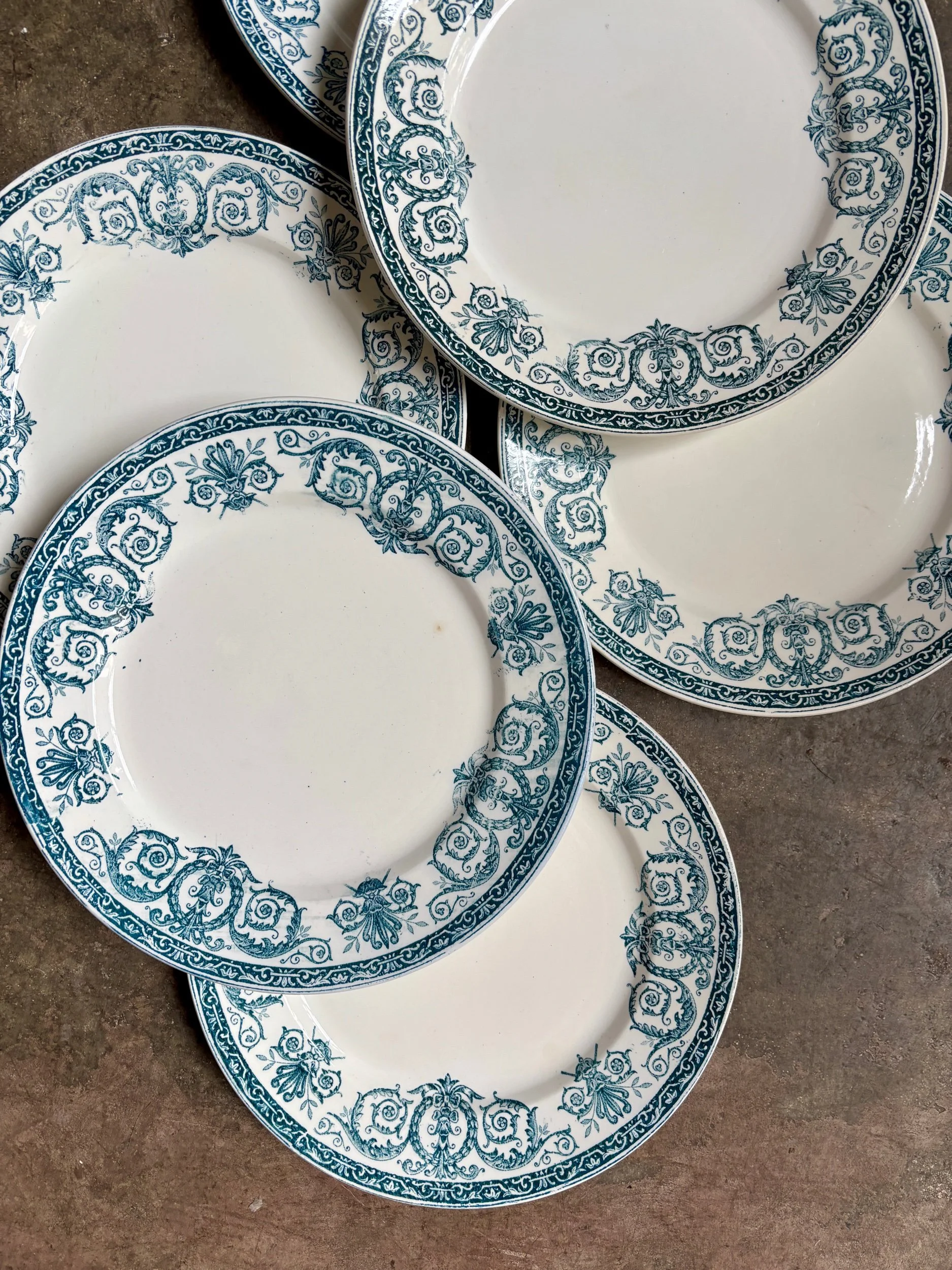 assiettes-plates-leon-graves-marie-louise-terre-fer-bleu-vaisselle-vintage-axs-design-paris-france
